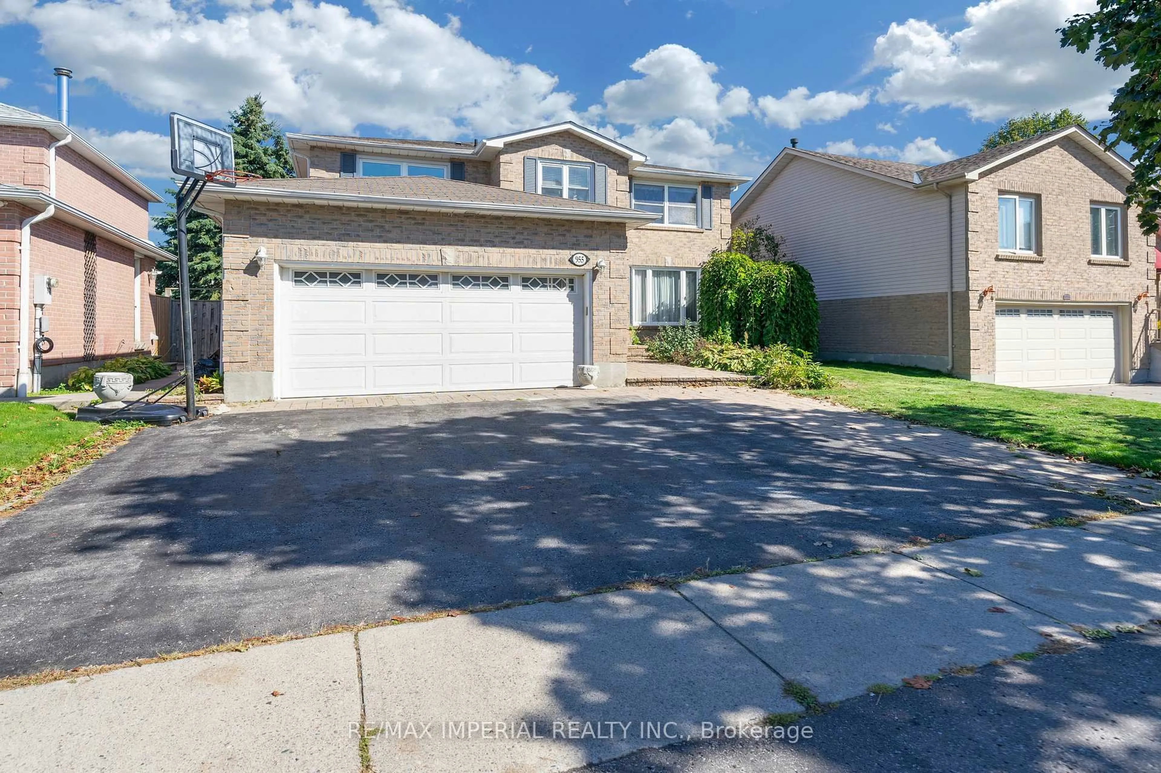 A pic from outside/outdoor area/front of a property/back of a property/a pic from drone, street for 955 Snowbird St, Oshawa Ontario L1J 8J8