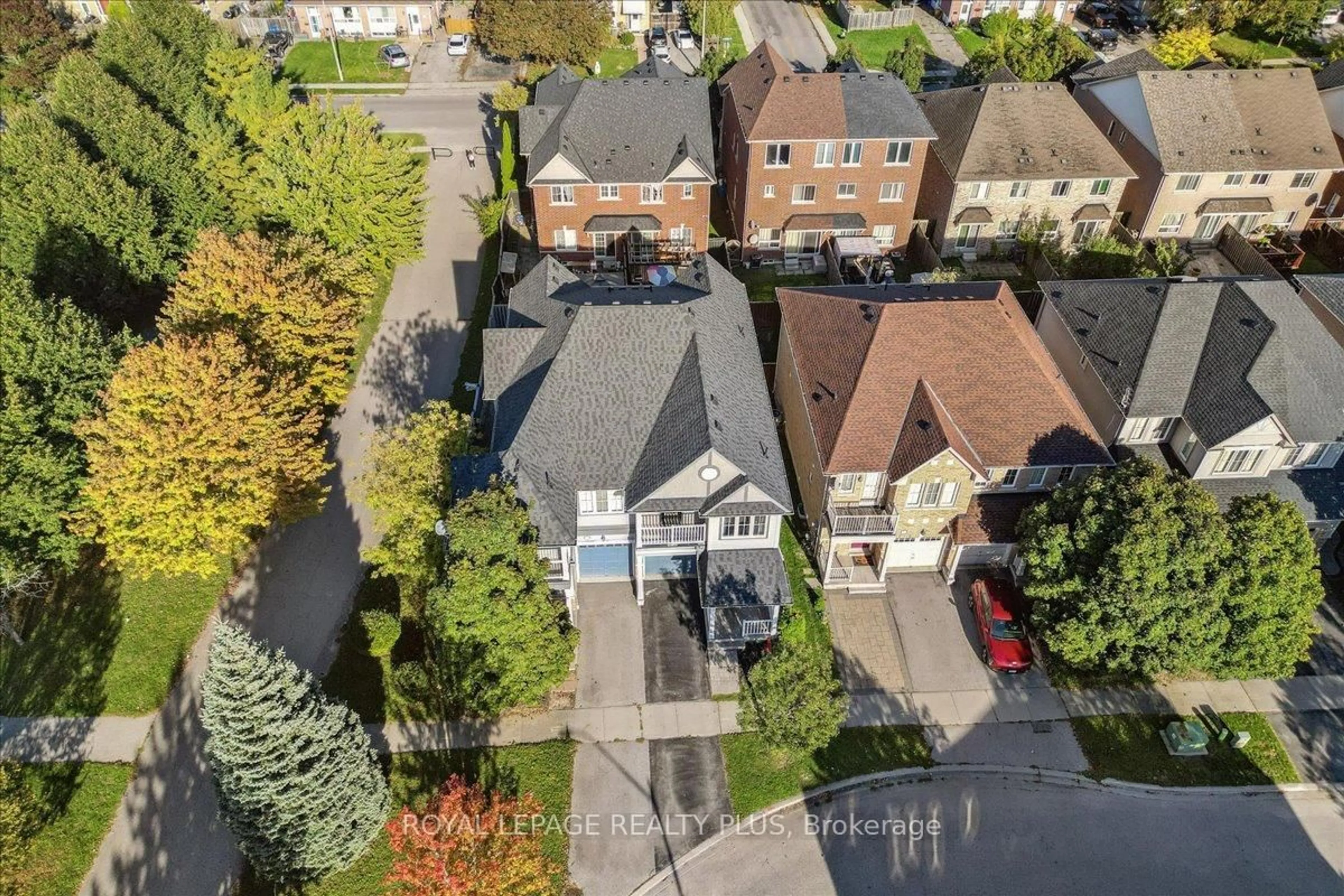 A pic from outside/outdoor area/front of a property/back of a property/a pic from drone, street for 28 Aldonschool Crt, Ajax Ontario L1S 0C5
