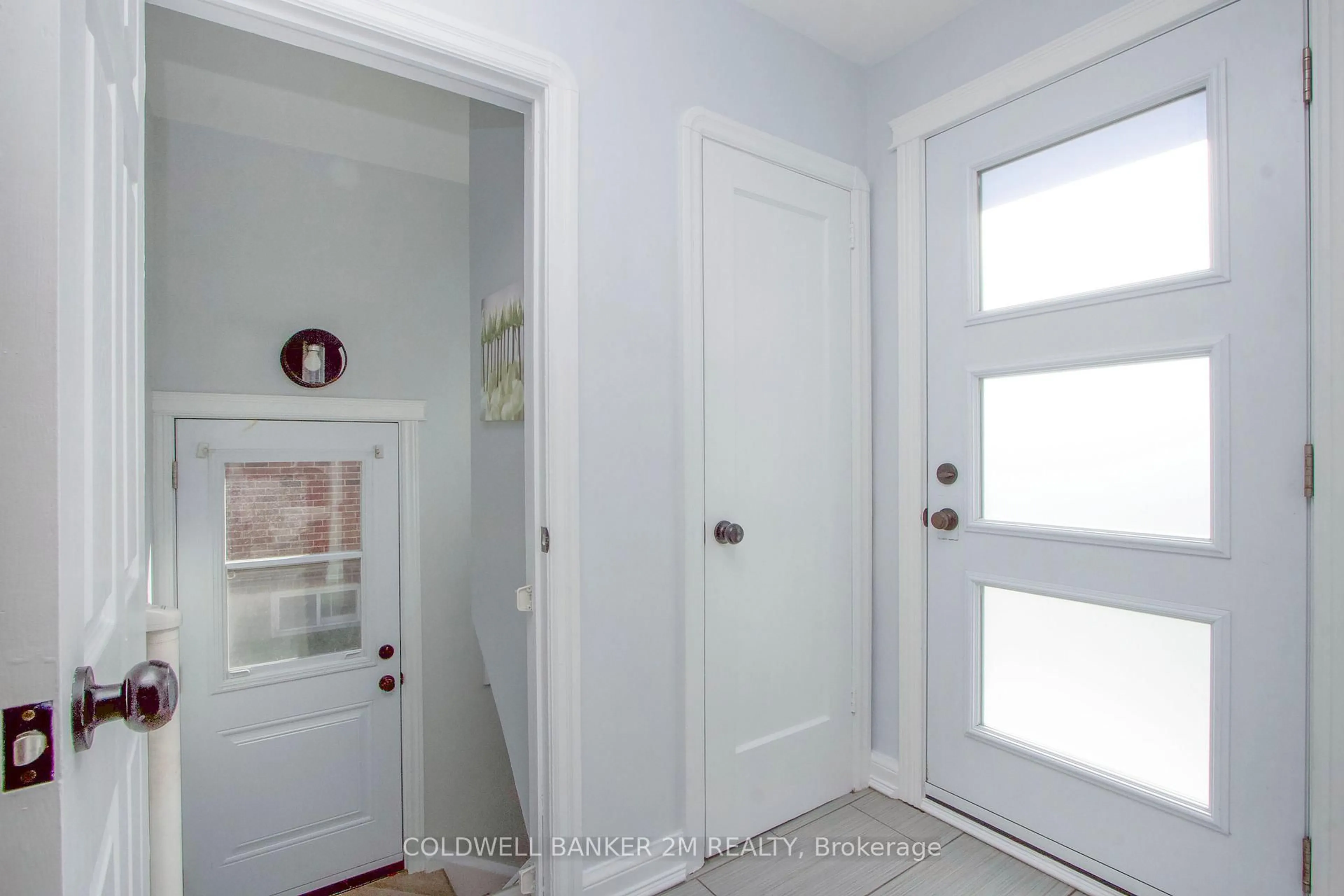 Indoor entryway for 103 Oakes Ave, Oshawa Ontario L1G 6C5