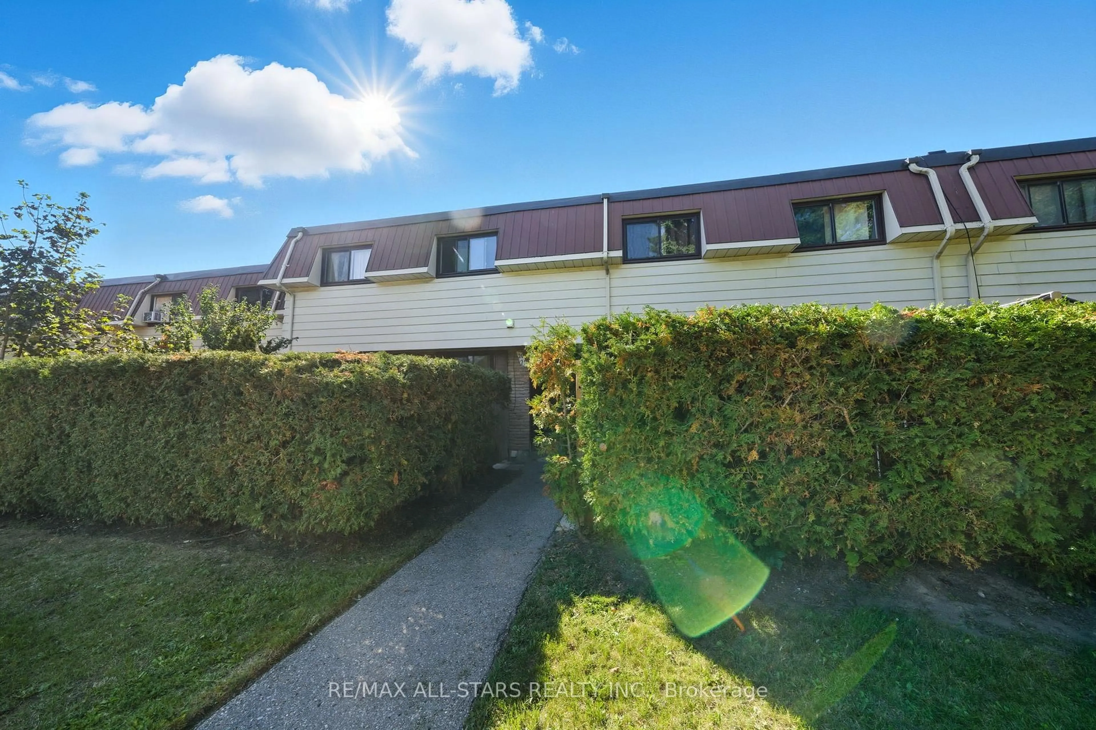 A pic from outside/outdoor area/front of a property/back of a property/a pic from drone, street for 506 Normandy St #20, Oshawa Ontario L1H 7N8