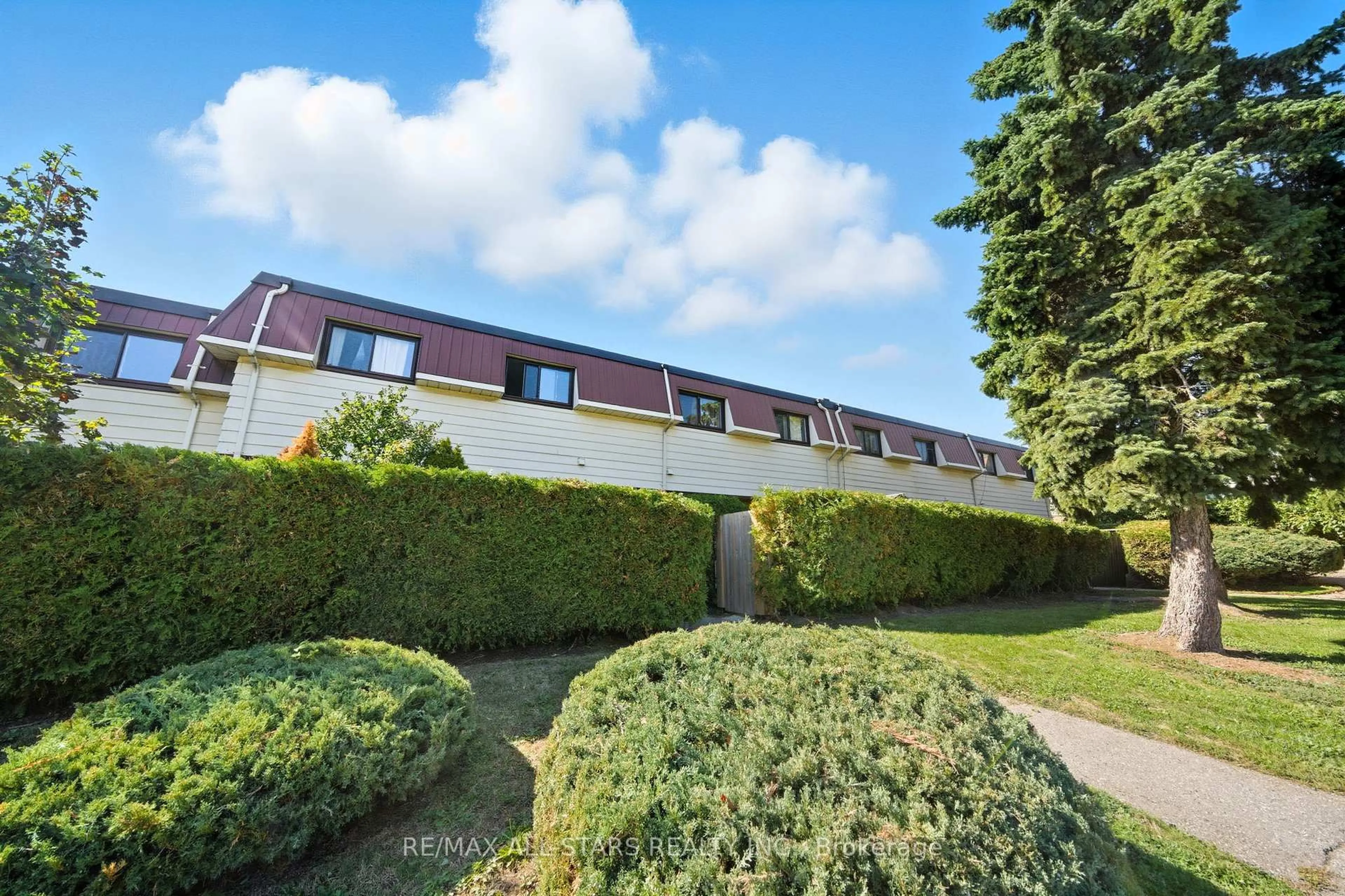 A pic from outside/outdoor area/front of a property/back of a property/a pic from drone, building for 506 Normandy St #20, Oshawa Ontario L1H 7N8