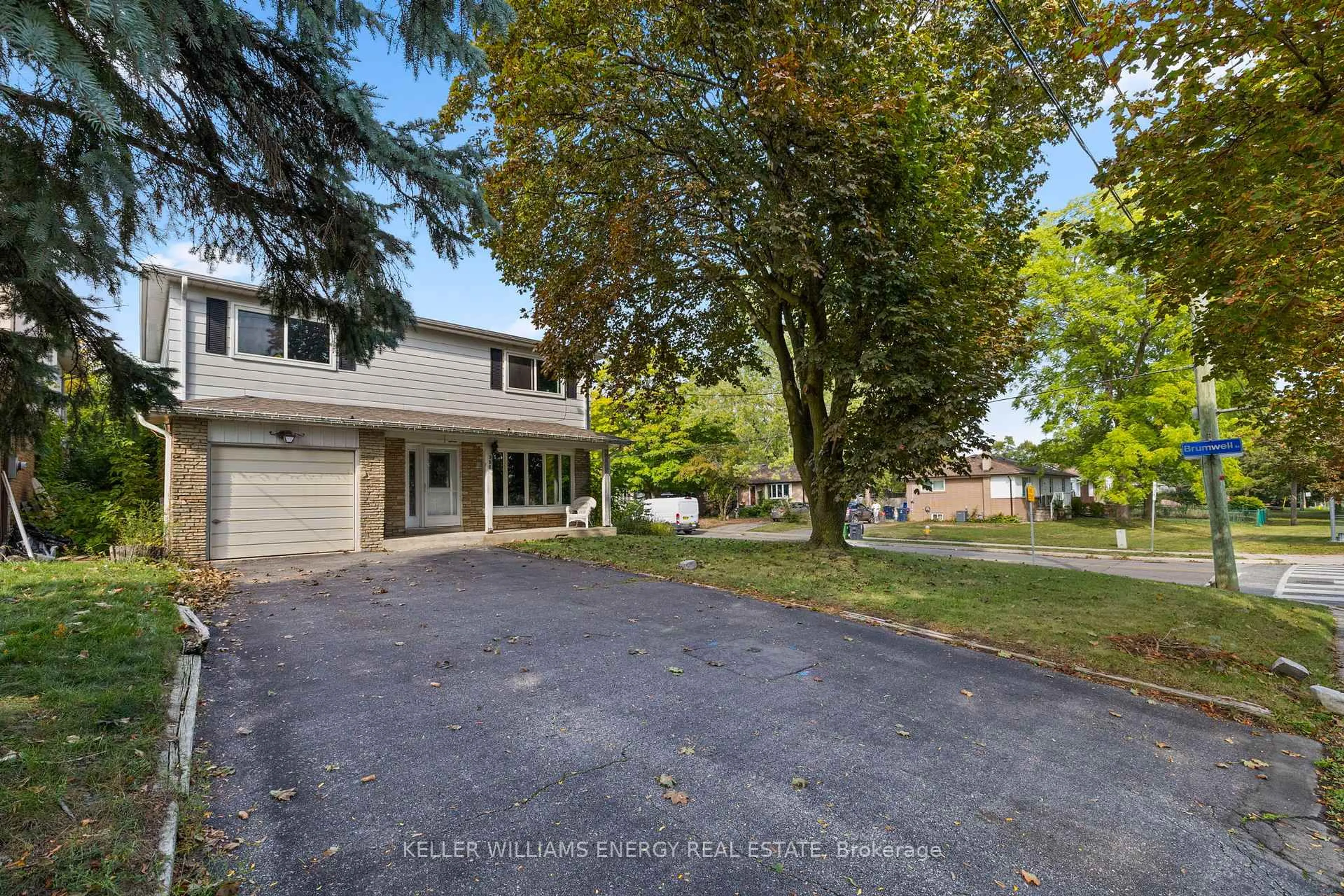 A pic from outside/outdoor area/front of a property/back of a property/a pic from drone, street for 358 Lawson Rd, Toronto Ontario M1C 2J9