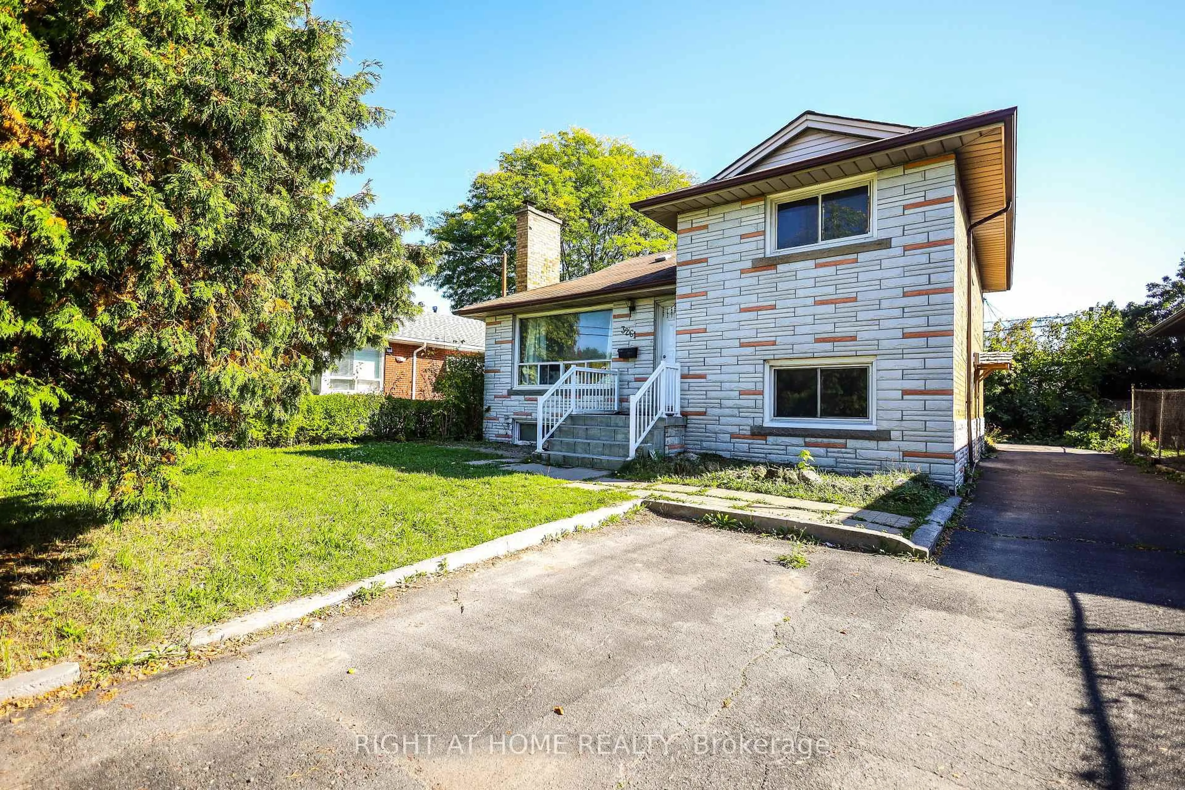 A pic from outside/outdoor area/front of a property/back of a property/a pic from drone, street for 3261 Lawrence Ave, Toronto Ontario M1H 1A5