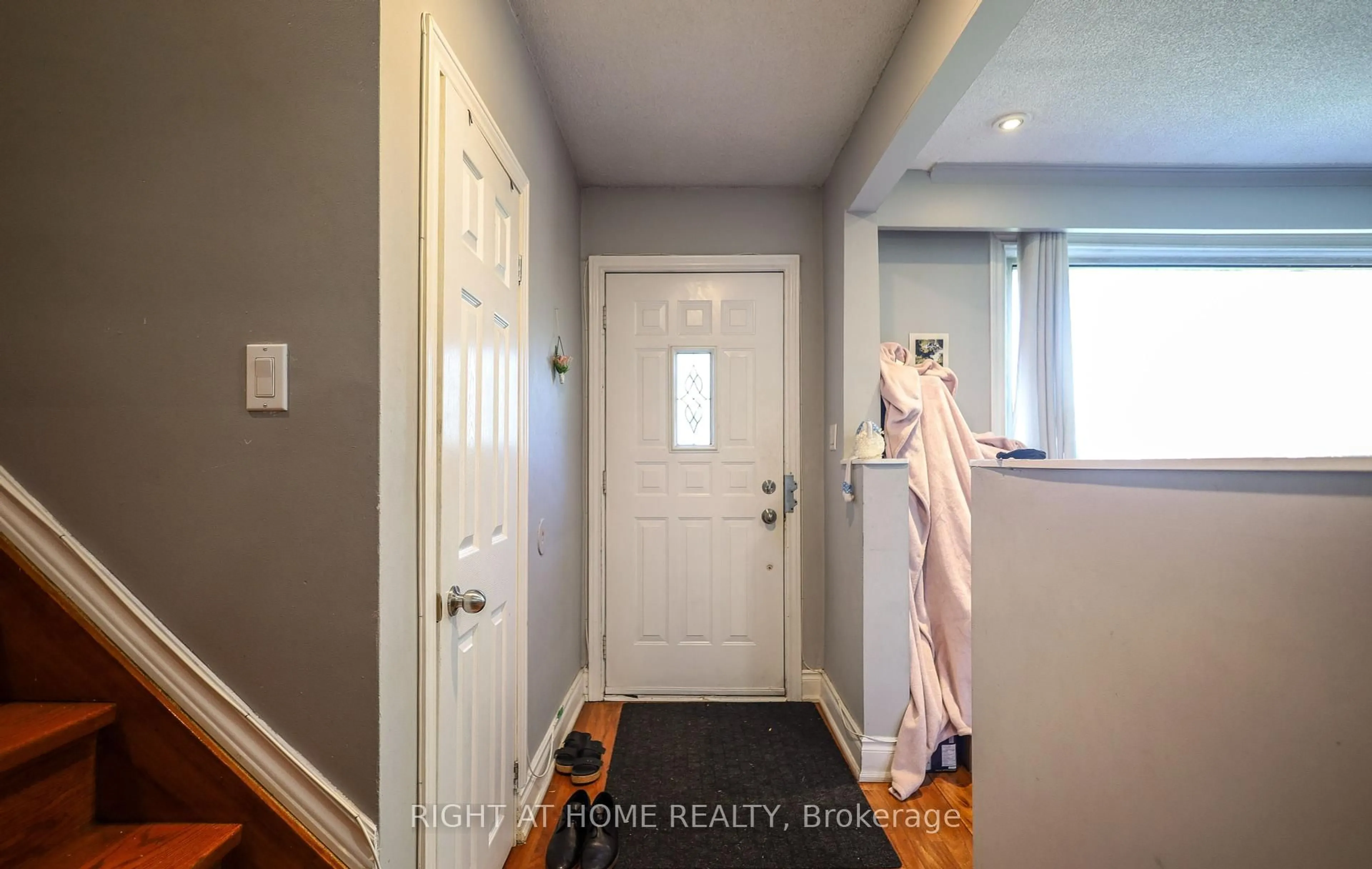 Indoor entryway for 3261 Lawrence Ave, Toronto Ontario M1H 1A5