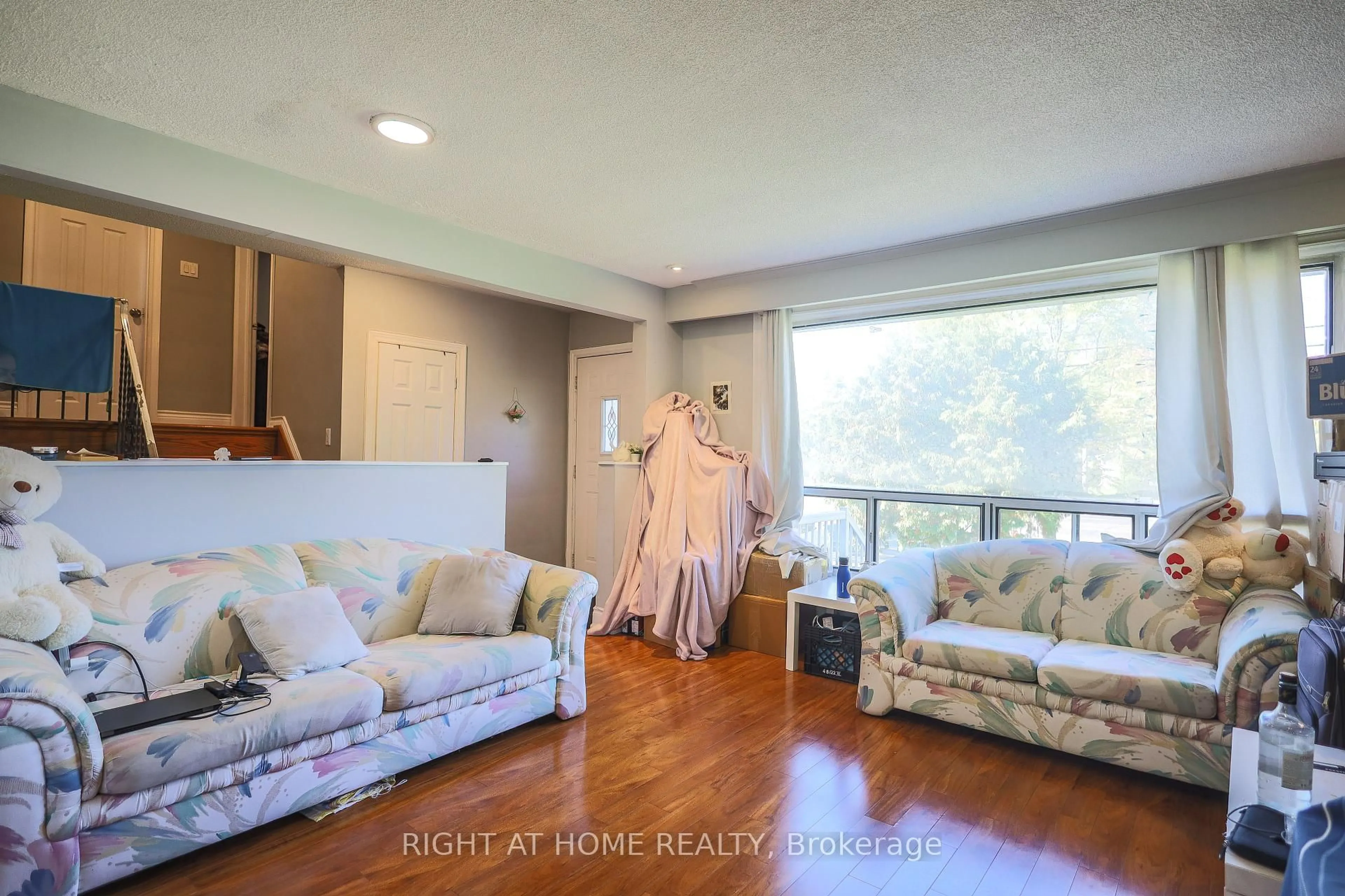Living room with furniture, unknown for 3261 Lawrence Ave, Toronto Ontario M1H 1A5