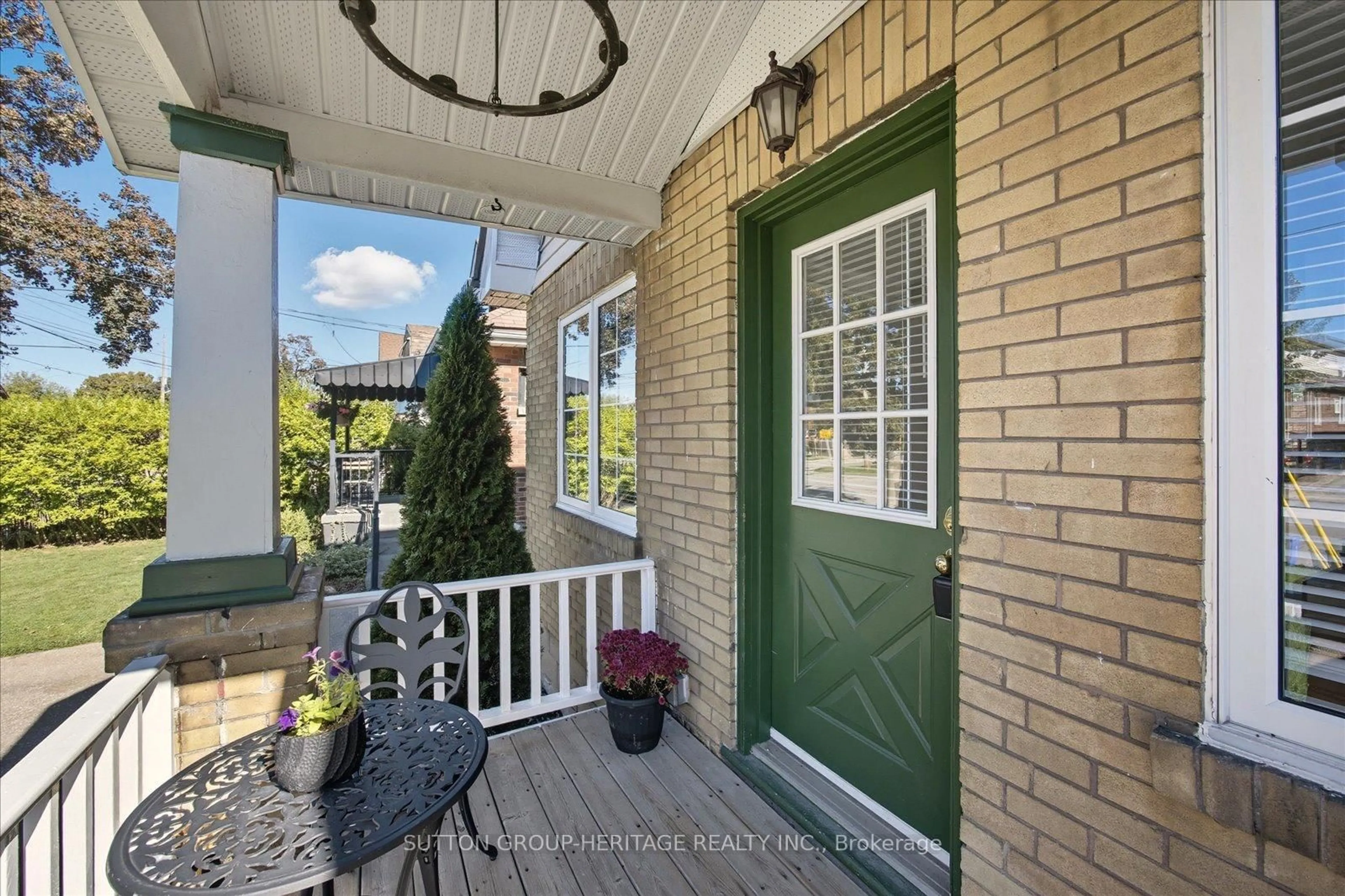 Indoor entryway for 179 Oshawa Blvd, Oshawa Ontario L1G 5S6