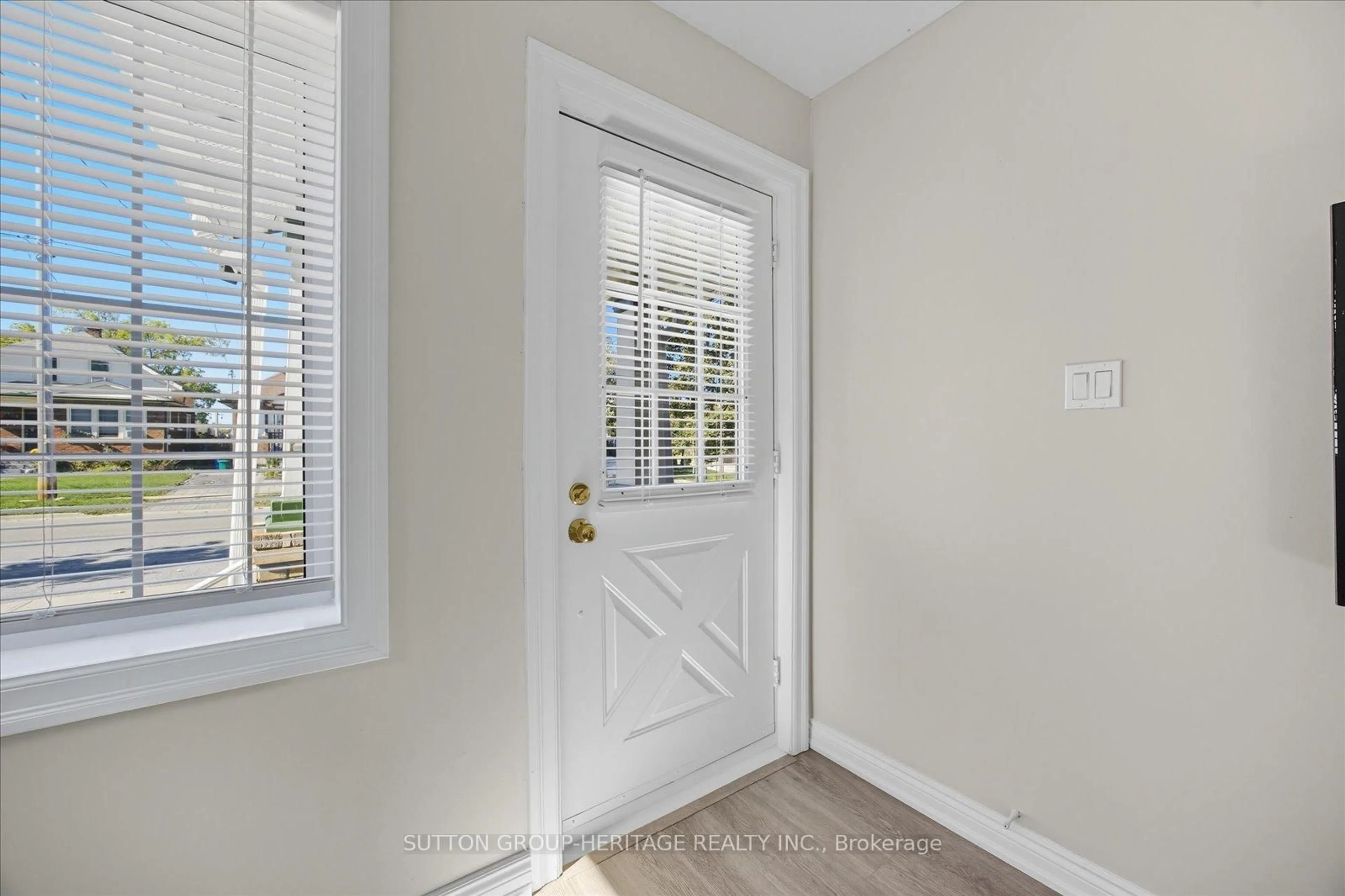 Indoor entryway for 179 Oshawa Blvd, Oshawa Ontario L1G 5S6