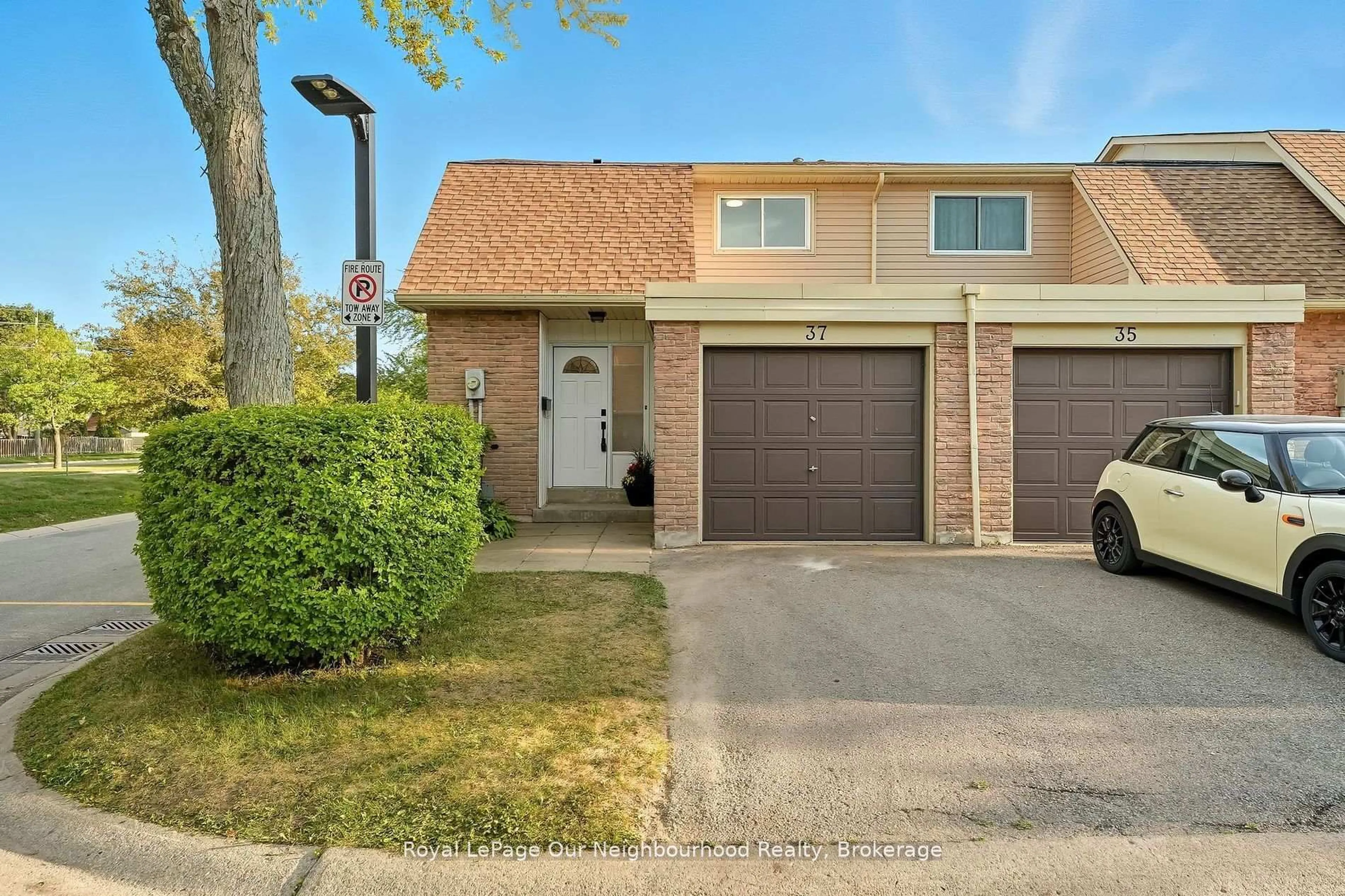 A pic from outside/outdoor area/front of a property/back of a property/a pic from drone, street for 37 Robbie Cres, Ajax Ontario L1S 3N1
