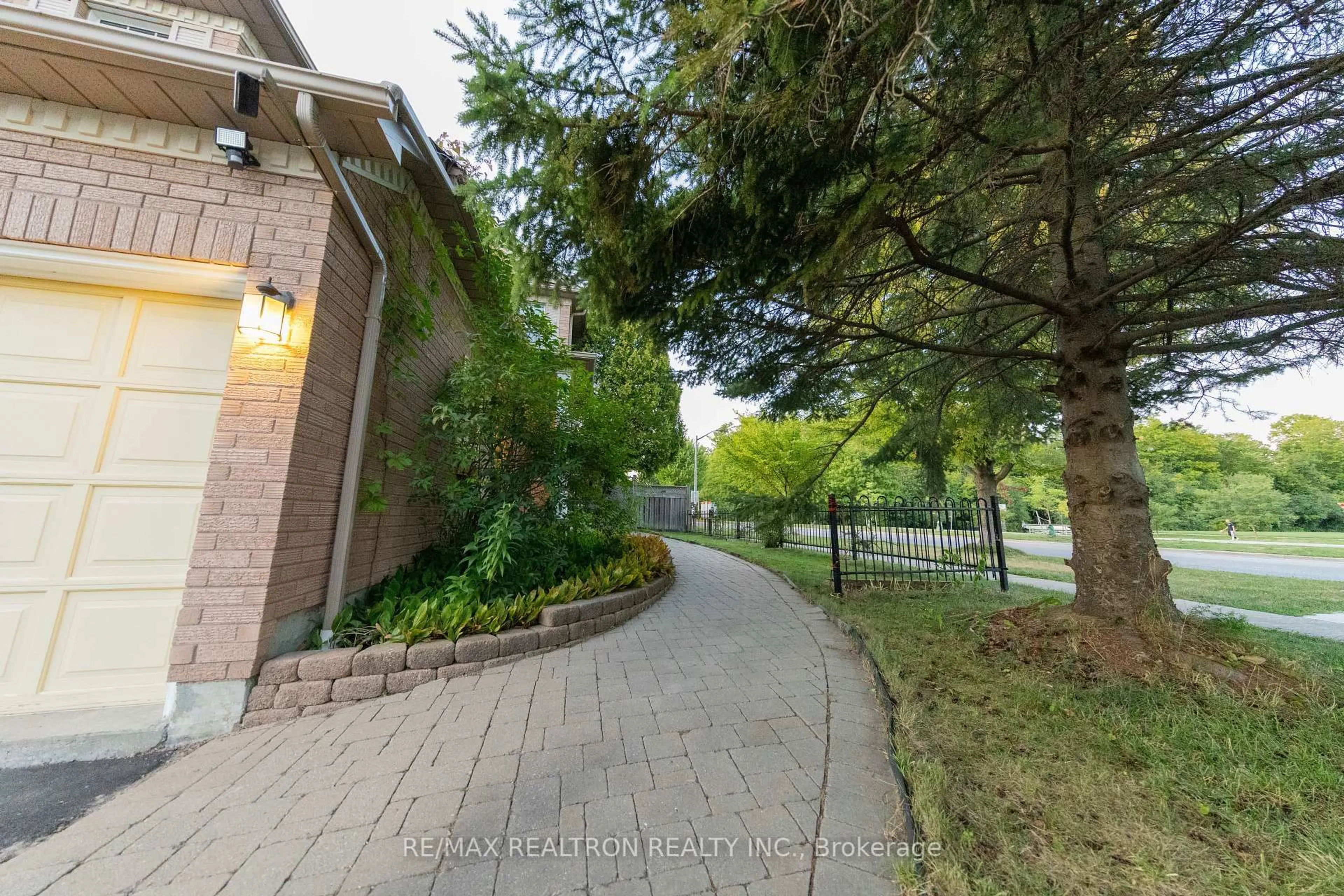 Unknown for 2 Randolph Ave, Whitby Ontario L1P 1N2