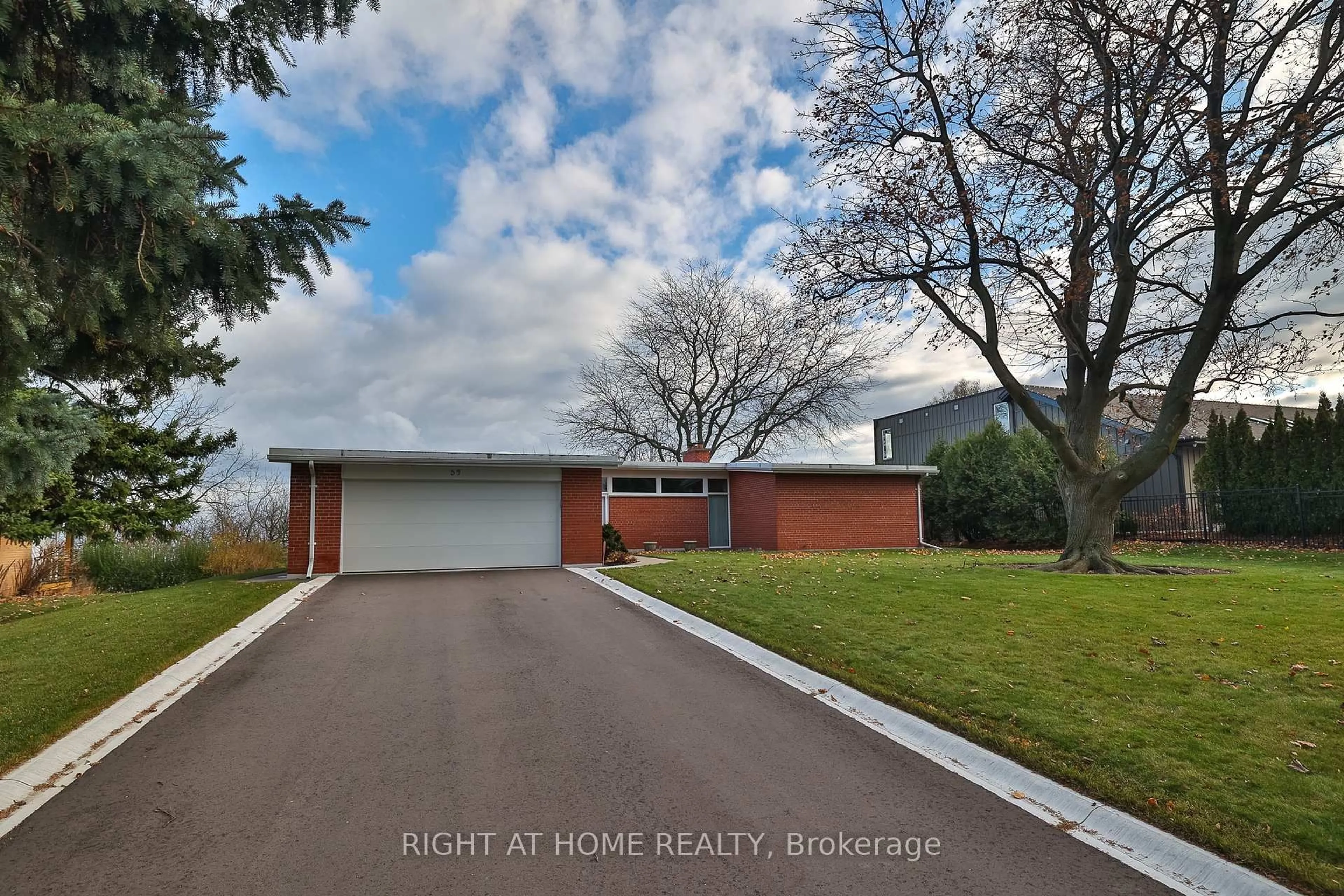 A pic from outside/outdoor area/front of a property/back of a property/a pic from drone, street for 59 Hill Cres, Toronto Ontario M1M 1J3