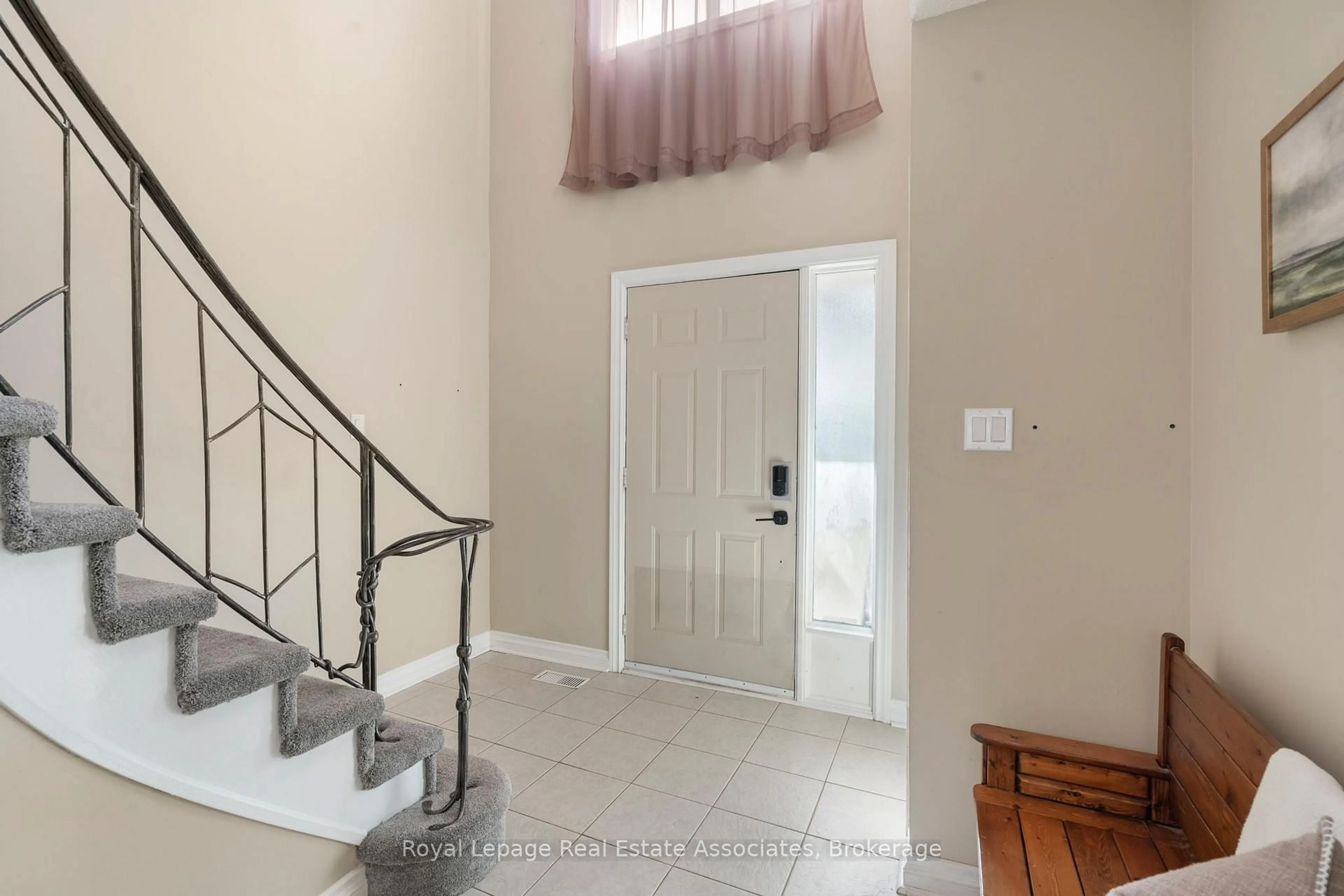 Indoor entryway for 359 Salerno St, Oshawa Ontario L1J 7H7