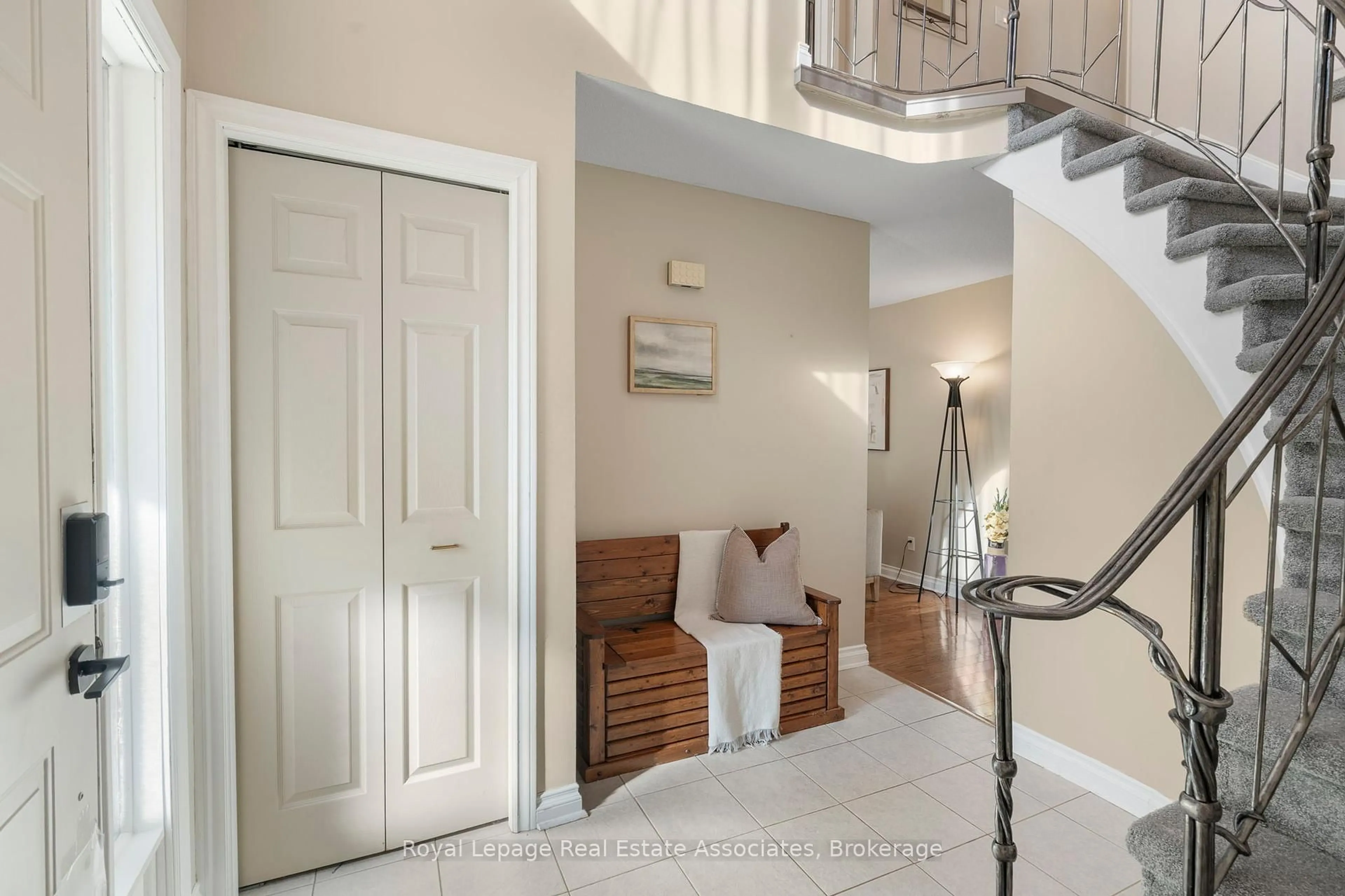Indoor entryway for 359 Salerno St, Oshawa Ontario L1J 7H7