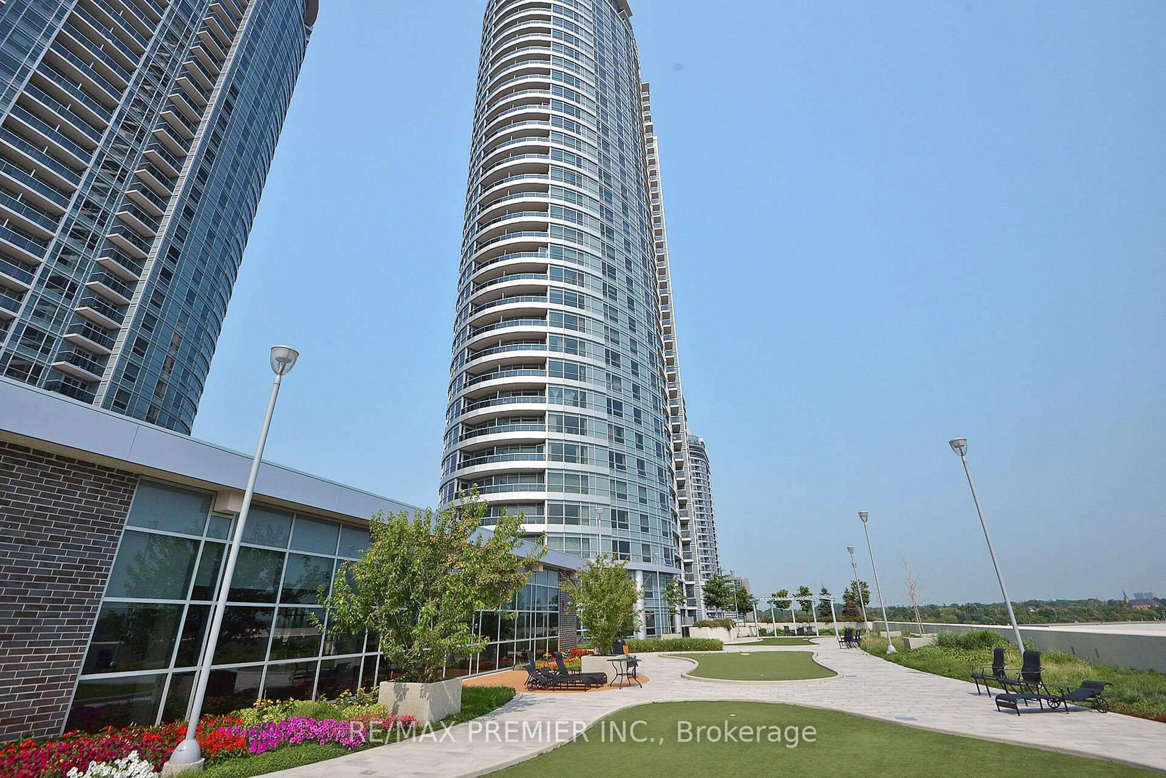 Indoor foyer for 135 Village Green Sq #318, Toronto Ontario M1S 0L1