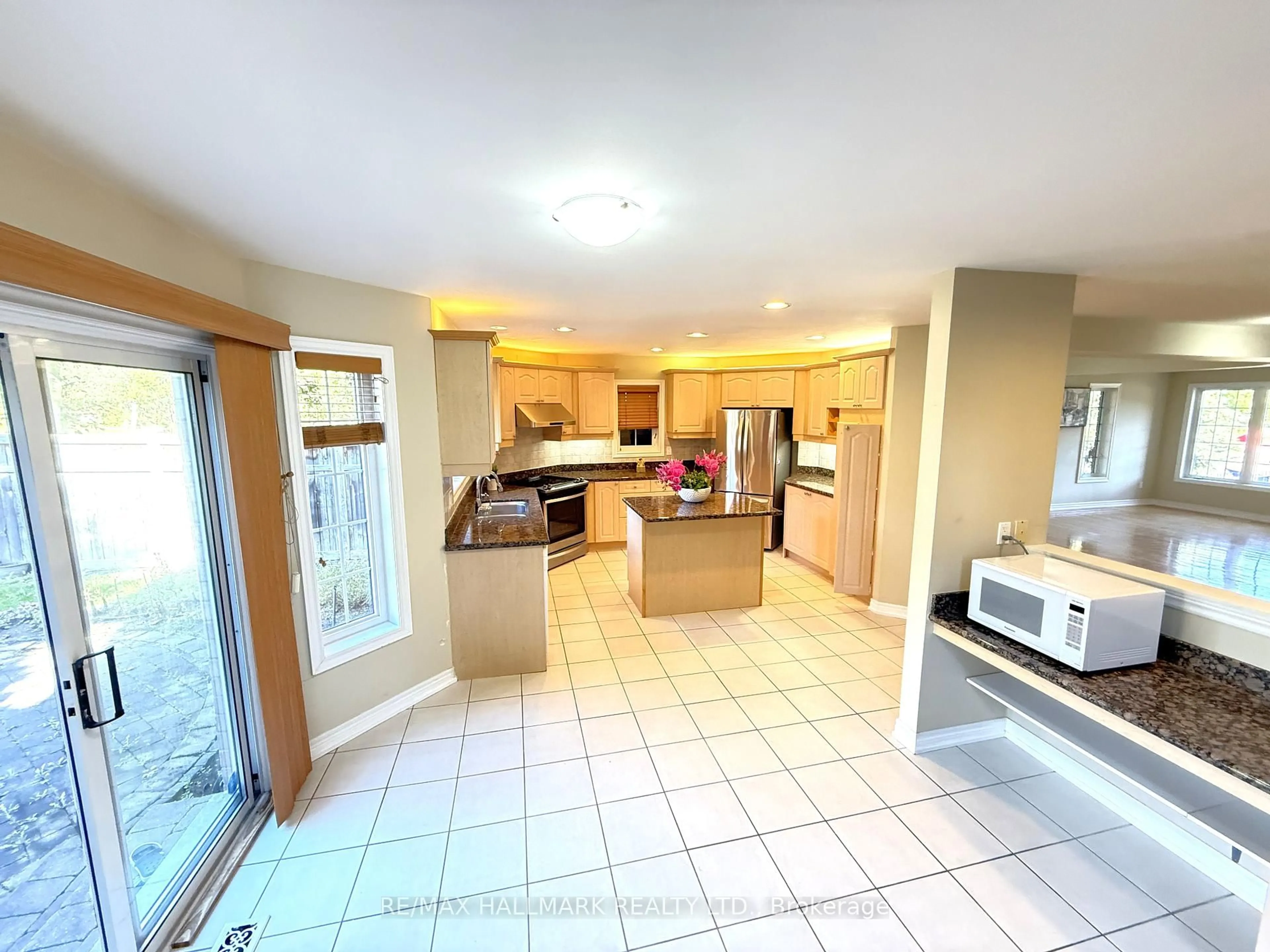 Open concept kitchen, ceramic/tile floor for 2 Twin Streams Rd, Whitby Ontario L1P 1P1