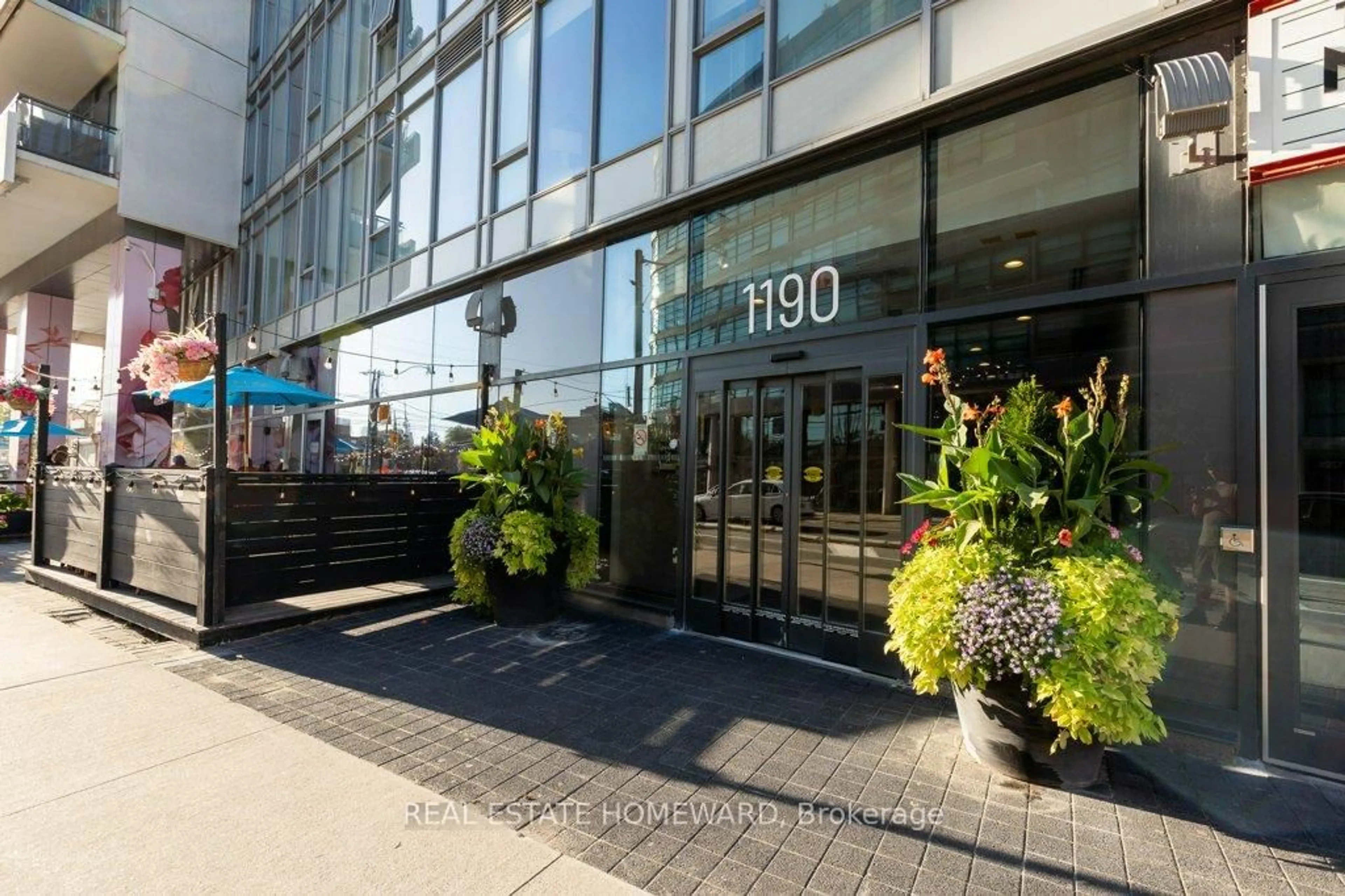Patio, building for 1190 Dundas St #809, Toronto Ontario M4M 0C5