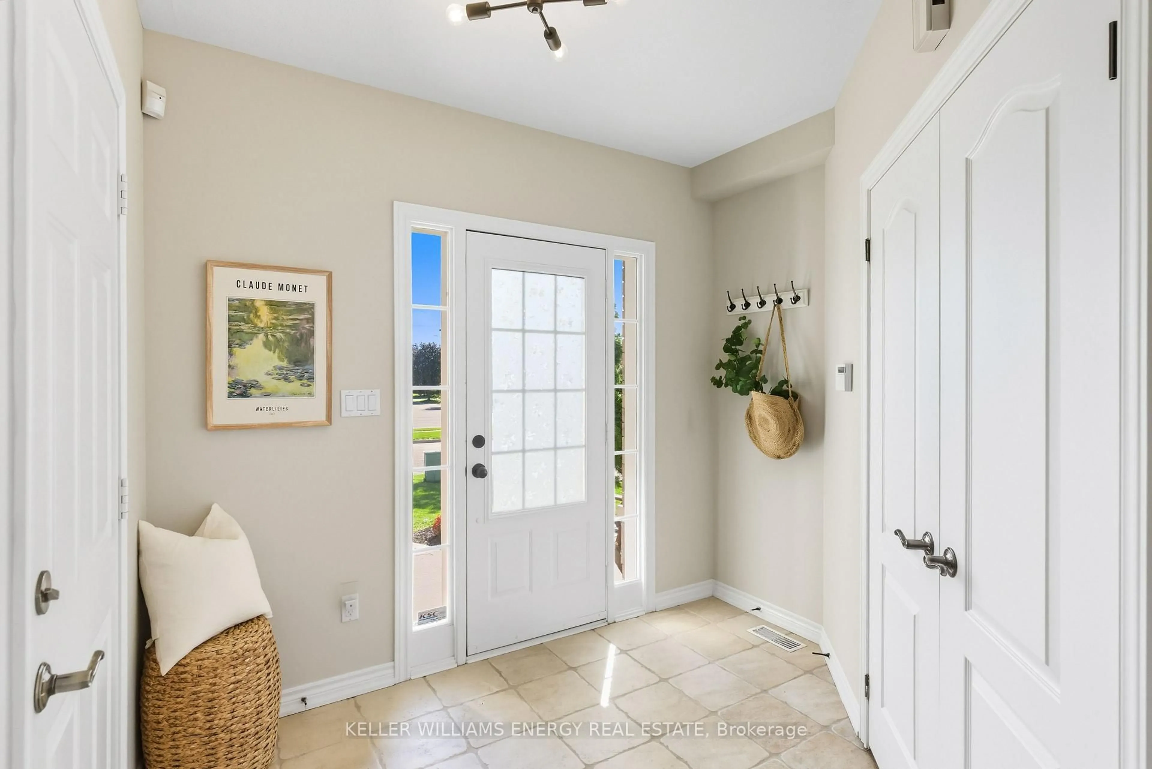 Indoor entryway for 47 Scepter Pl, Whitby Ontario L1R 3A8