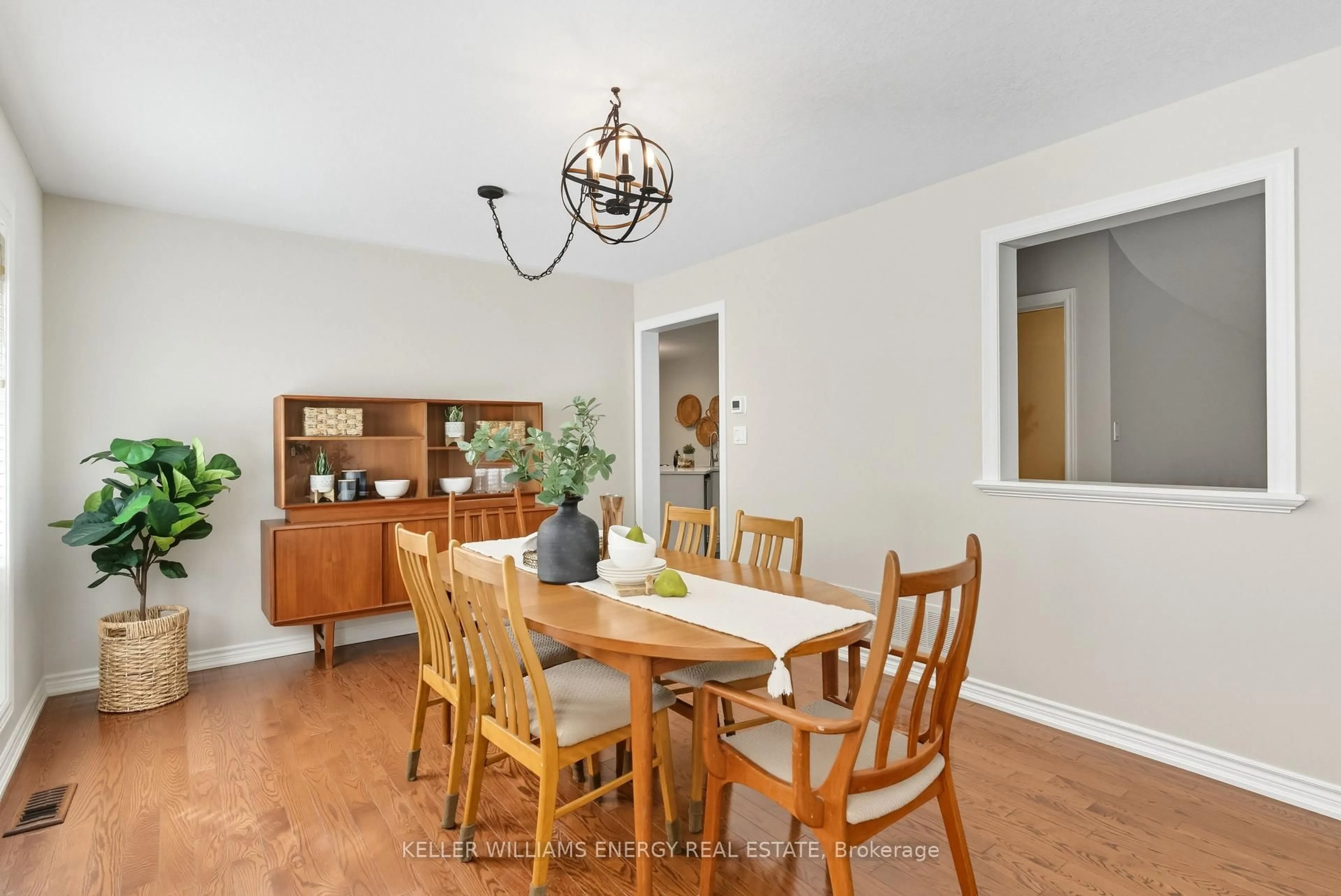 Dining room, wood/laminate floor for 47 Scepter Pl, Whitby Ontario L1R 3A8
