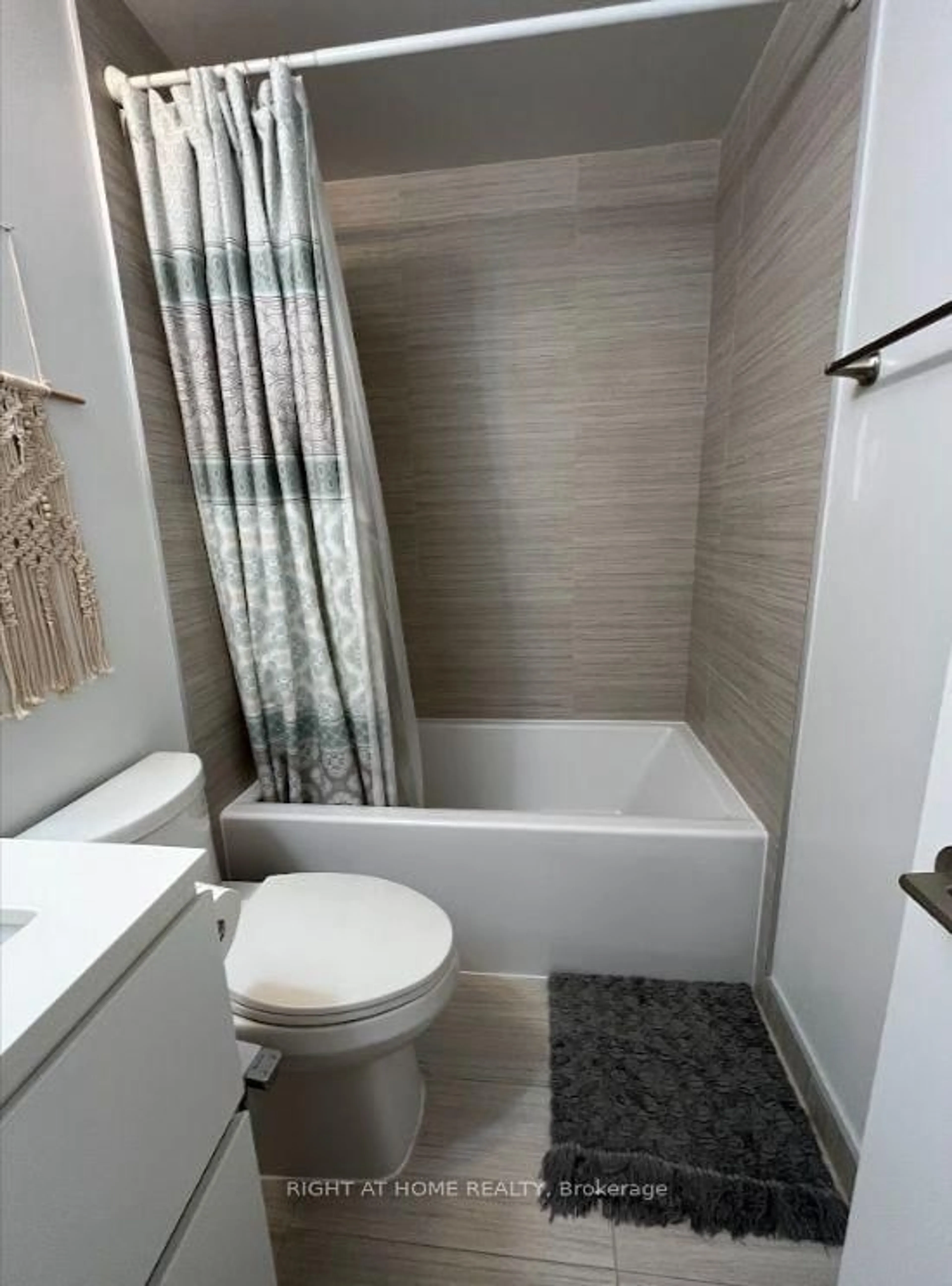 Standard bathroom, ceramic/tile floor for 665 Kingston Rd #508, Toronto Ontario M4E 1R6