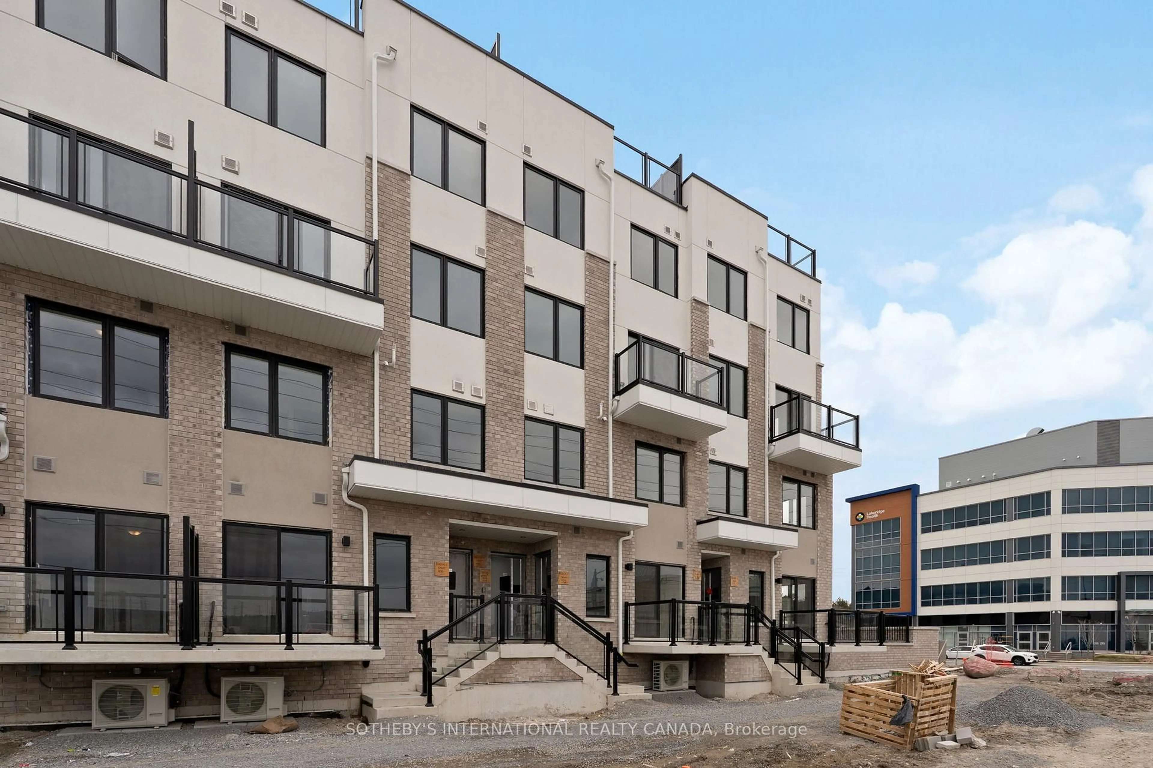 Patio, building for 1695 Dersan St #204, Pickering Ontario L1V 2P8