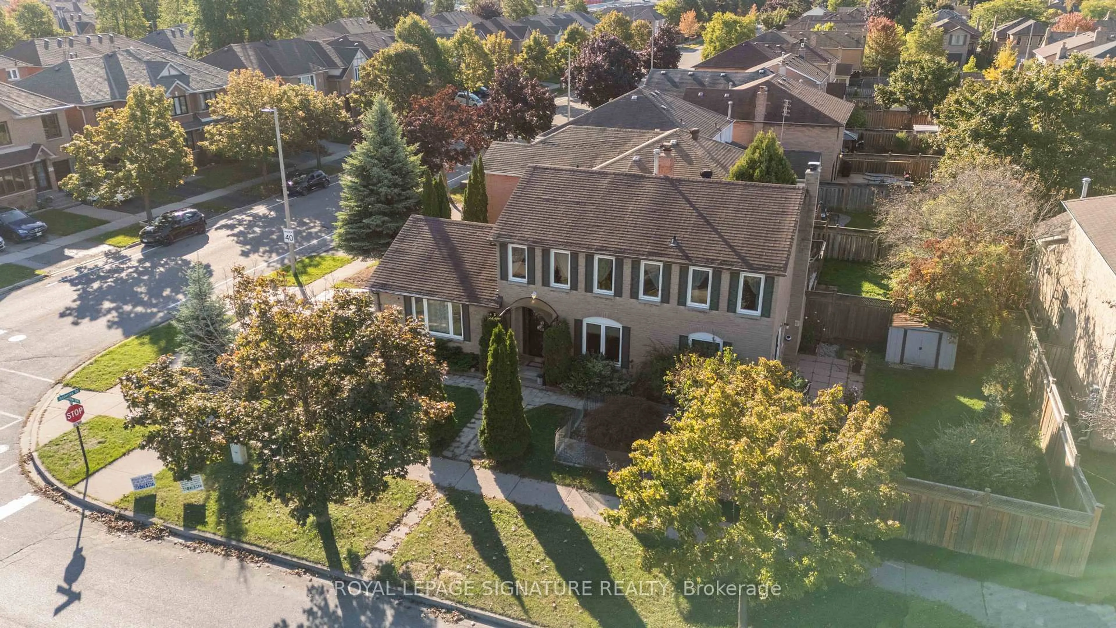 A pic from outside/outdoor area/front of a property/back of a property/a pic from drone, street for 1556 Amberlea Rd, Pickering Ontario L1V 4V8