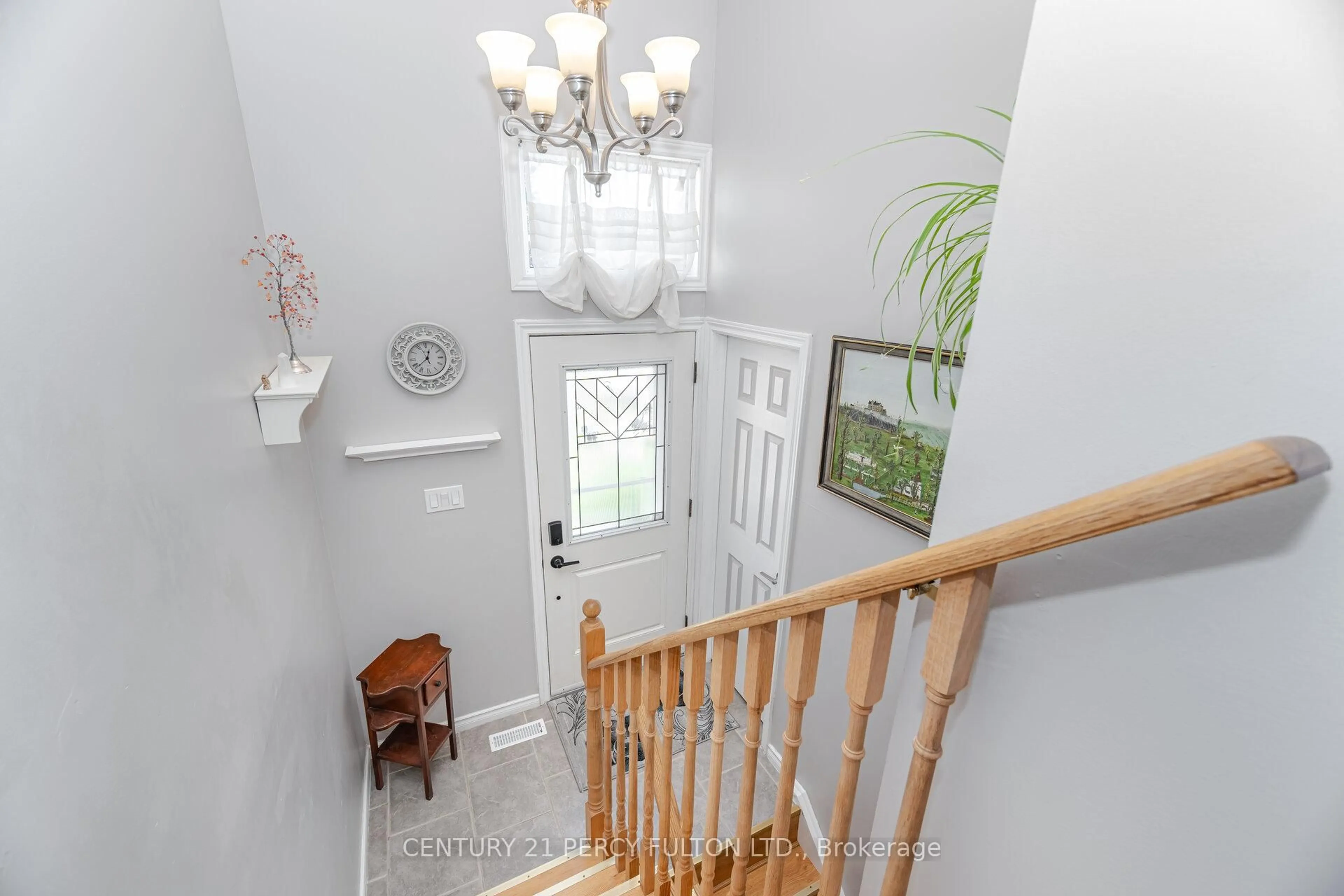 Indoor entryway for 30 Firwood Ave, Clarington Ontario L1E 1P9