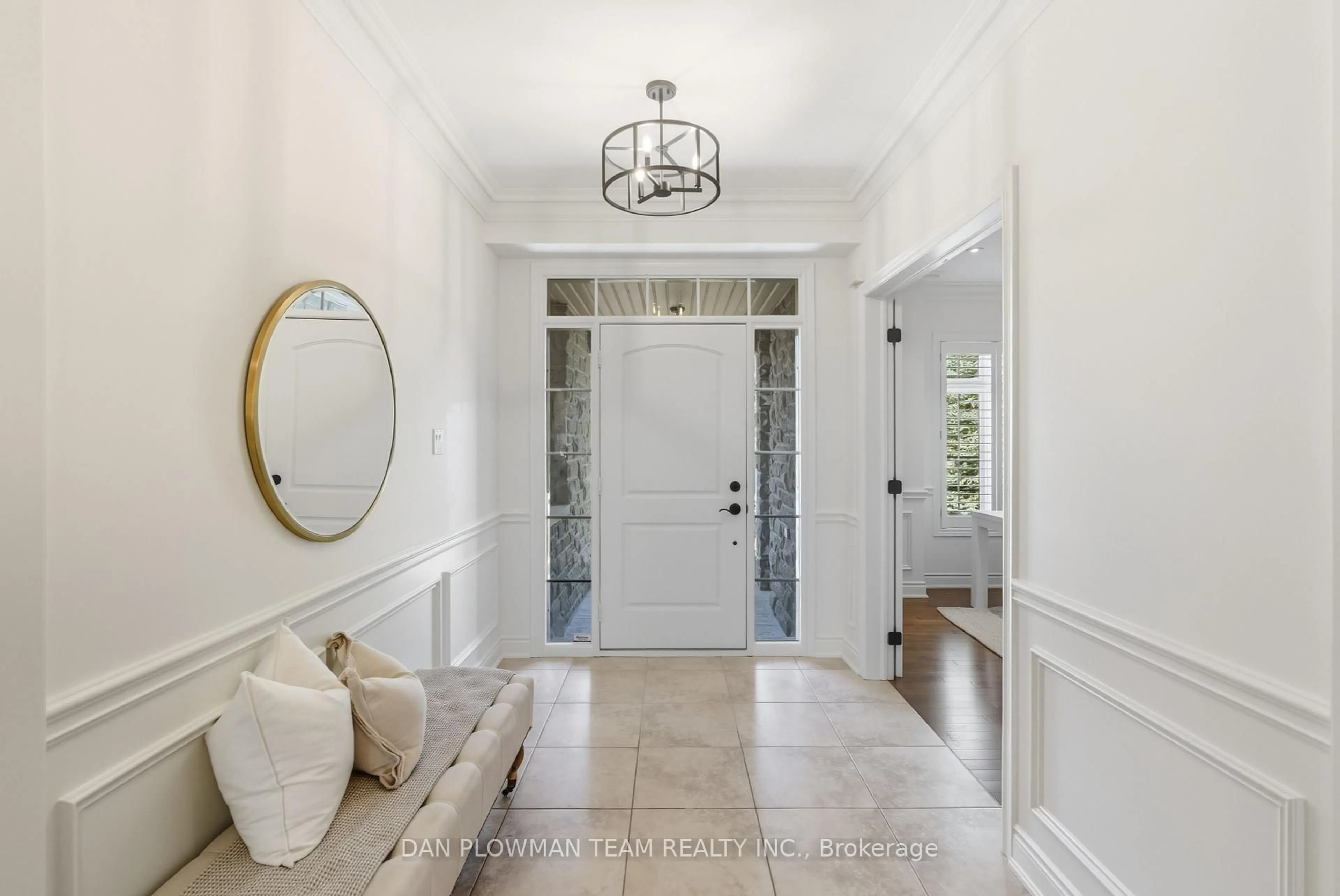 Indoor entryway for 63 North St, Whitby Ontario L1M 0C6