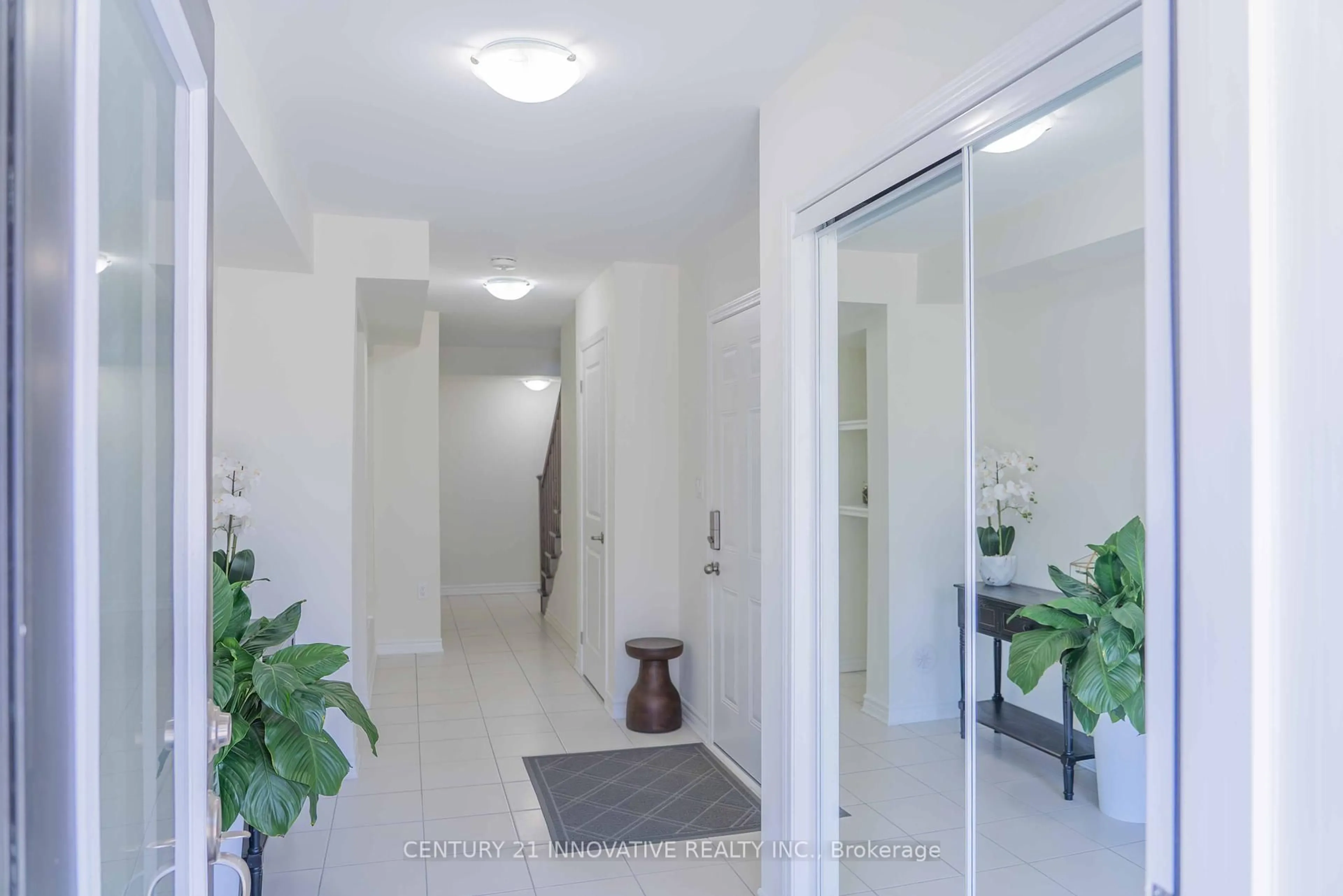 Indoor entryway for 3372 Swordbill St, Pickering Ontario L1X 0N1