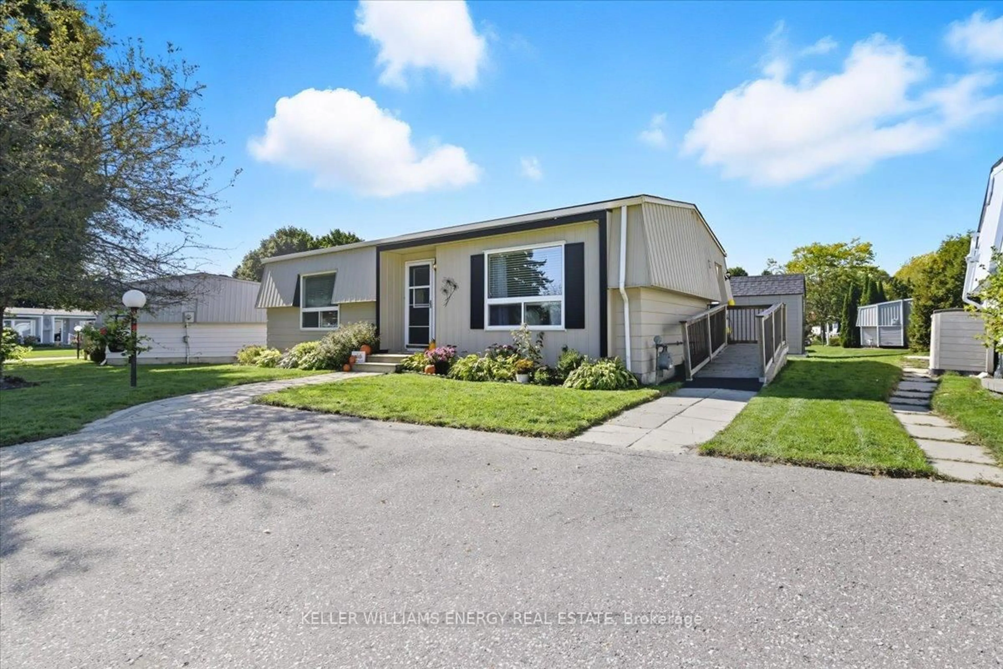 Home with vinyl exterior material, street for 79 Fairway Dr, Clarington Ontario L1B 1B1
