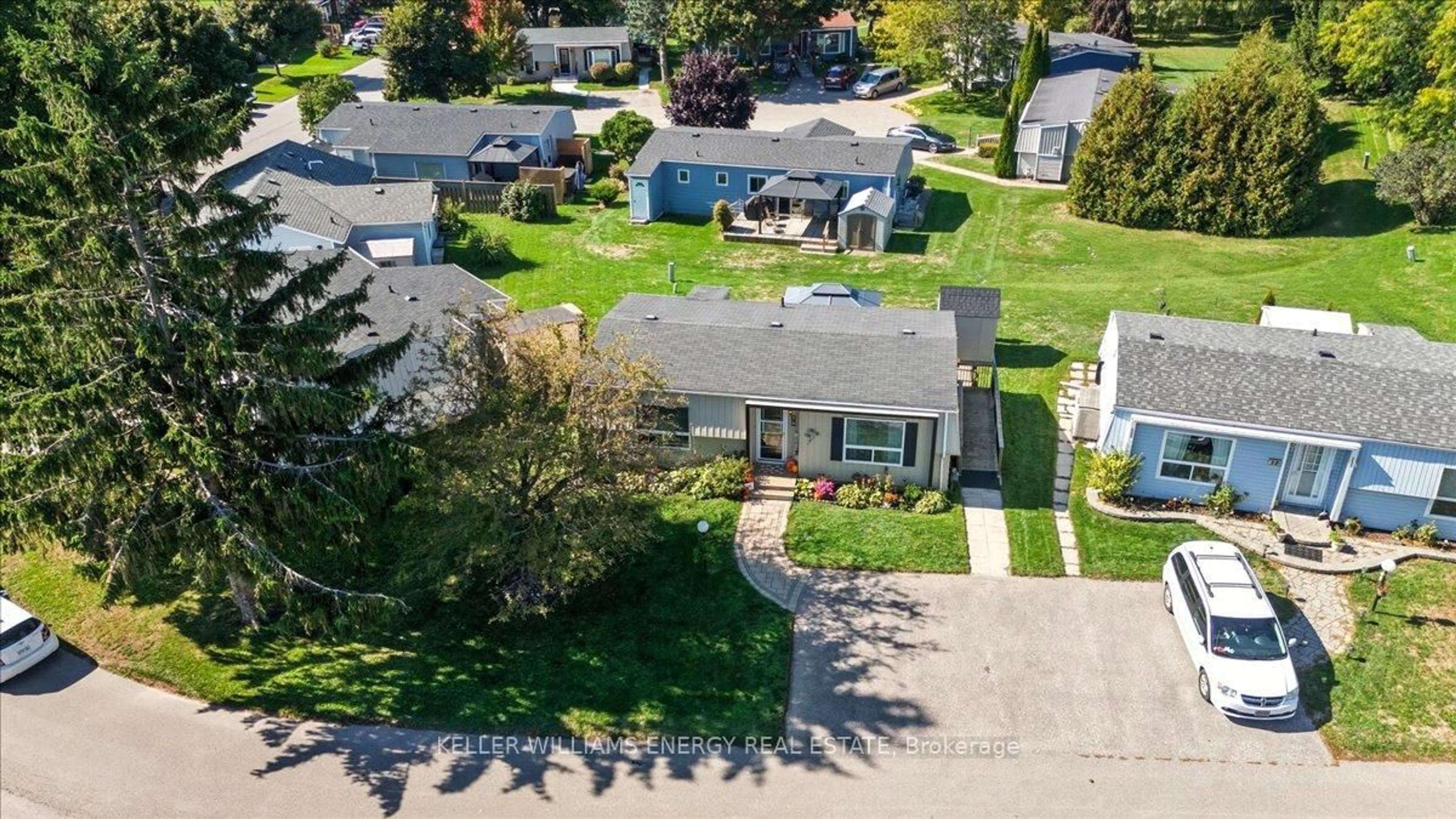 A pic from outside/outdoor area/front of a property/back of a property/a pic from drone, street for 79 Fairway Dr, Clarington Ontario L1B 1B1