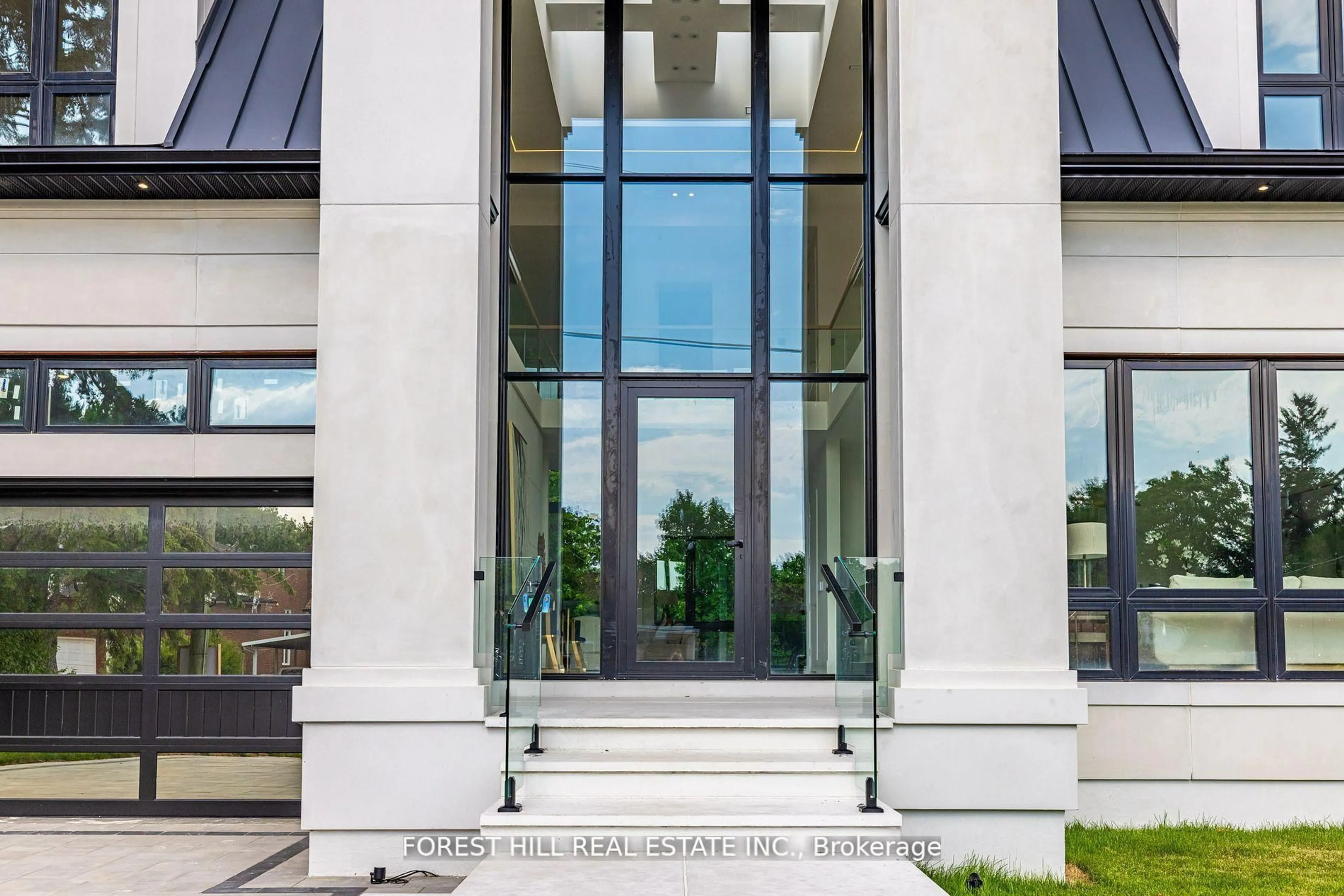 Indoor foyer for 105 Castle Hill Dr, Toronto Ontario M1T 2Y8