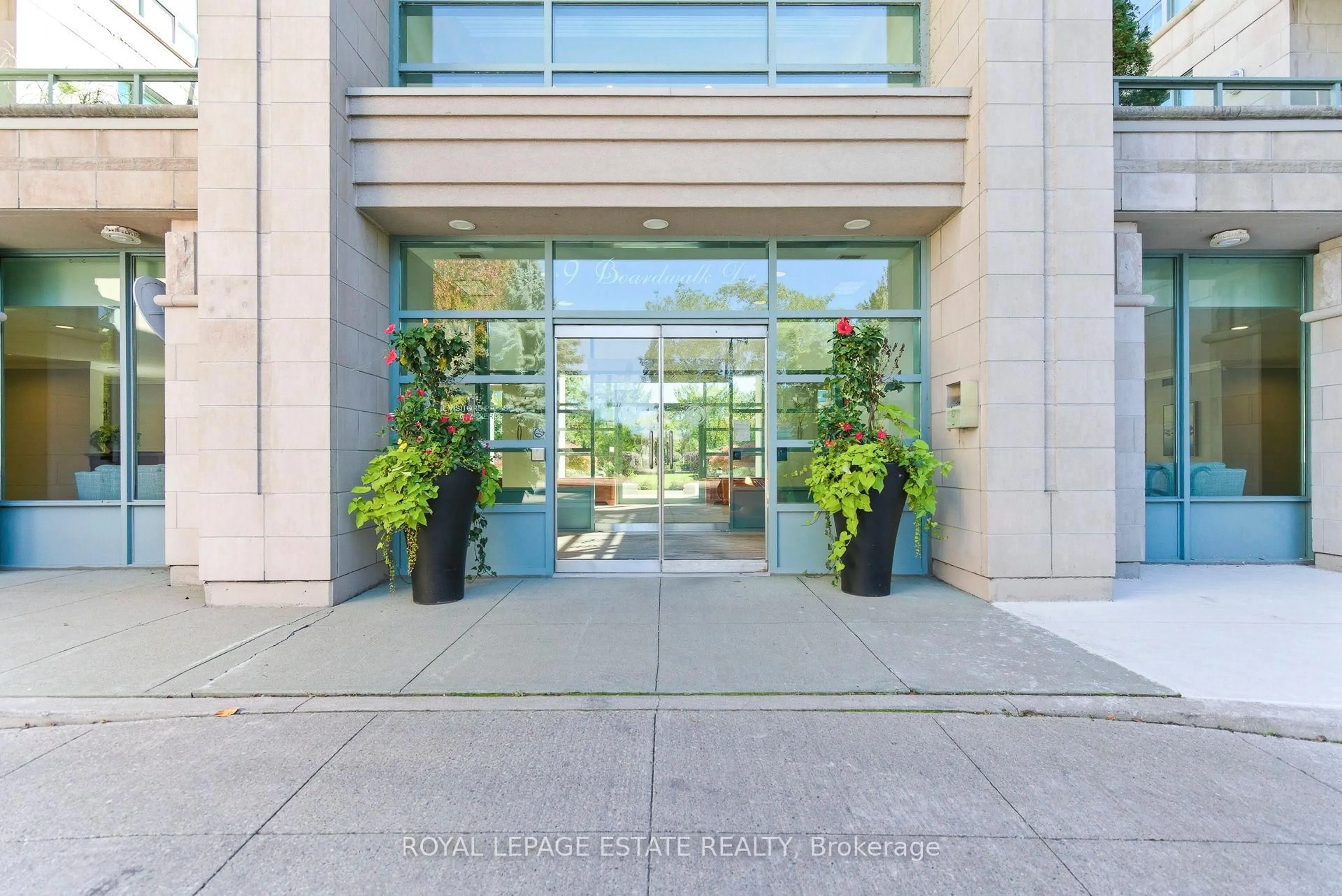 Indoor foyer for 9 Boardwalk Dr #Ph9, Toronto Ontario M4L 6T1