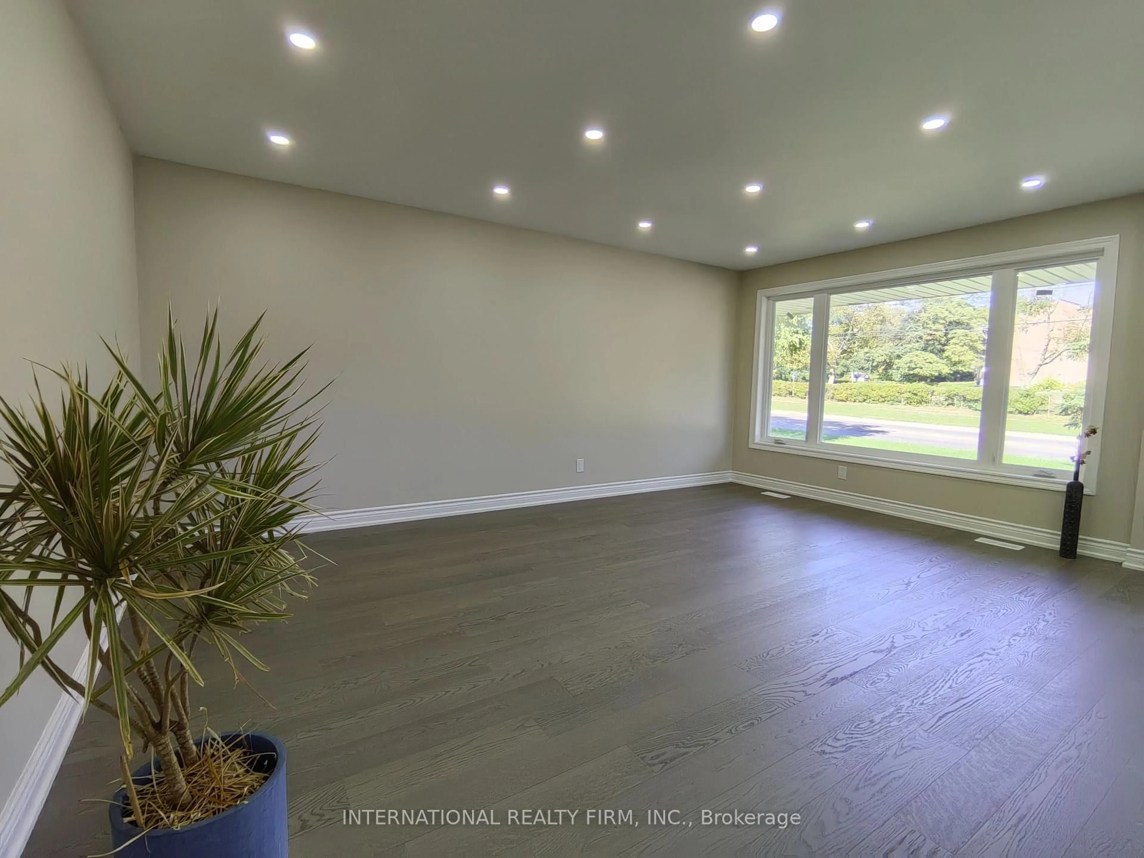 A pic of a room for 463 Rossland Rd, Oshawa Ontario L1G 2X3