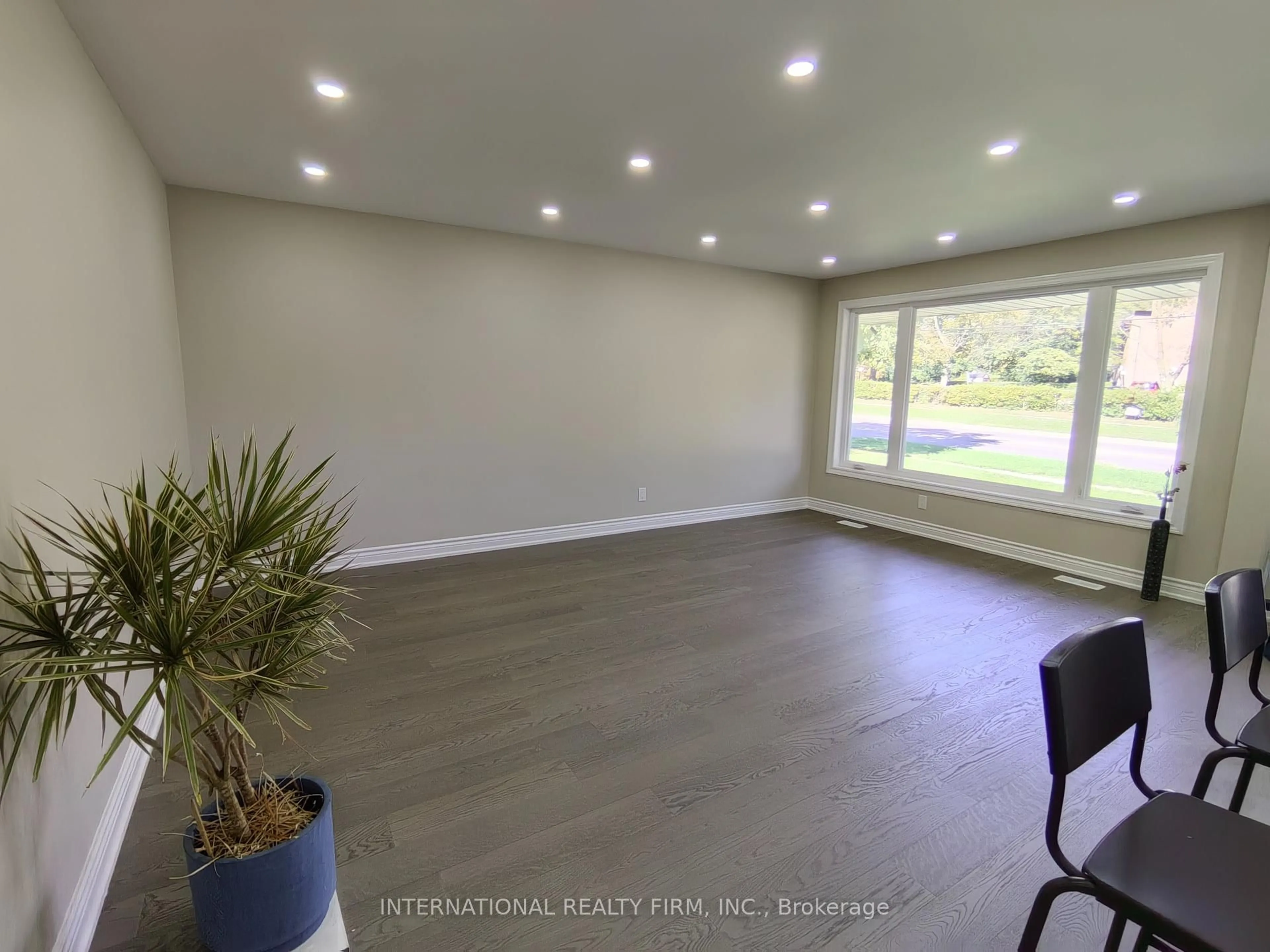 A pic of a room for 463 Rossland Rd, Oshawa Ontario L1G 2X3