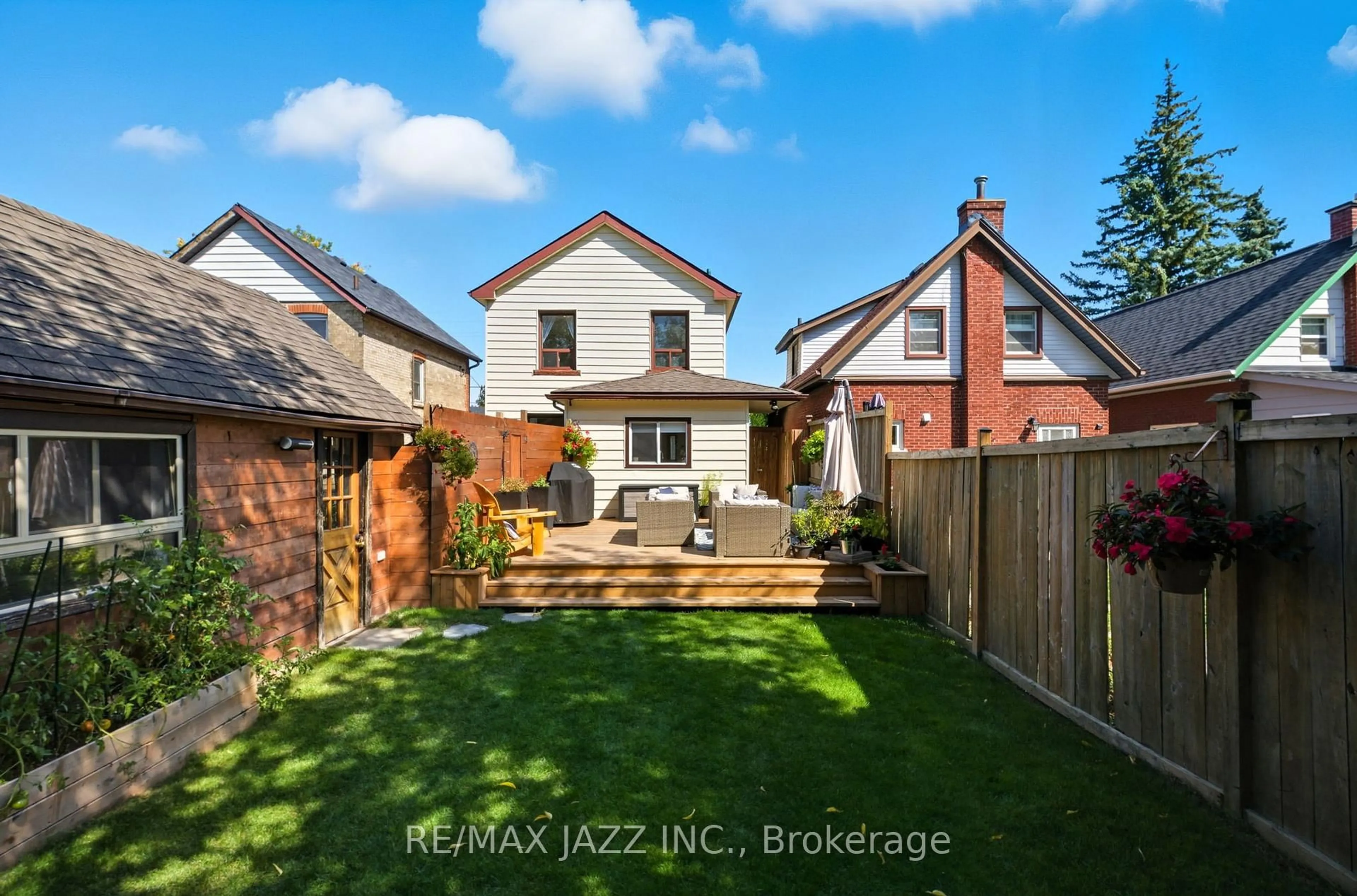 A pic from outside/outdoor area/front of a property/back of a property/a pic from drone, street for 264 Ritson Rd, Oshawa Ontario L1H 5J1