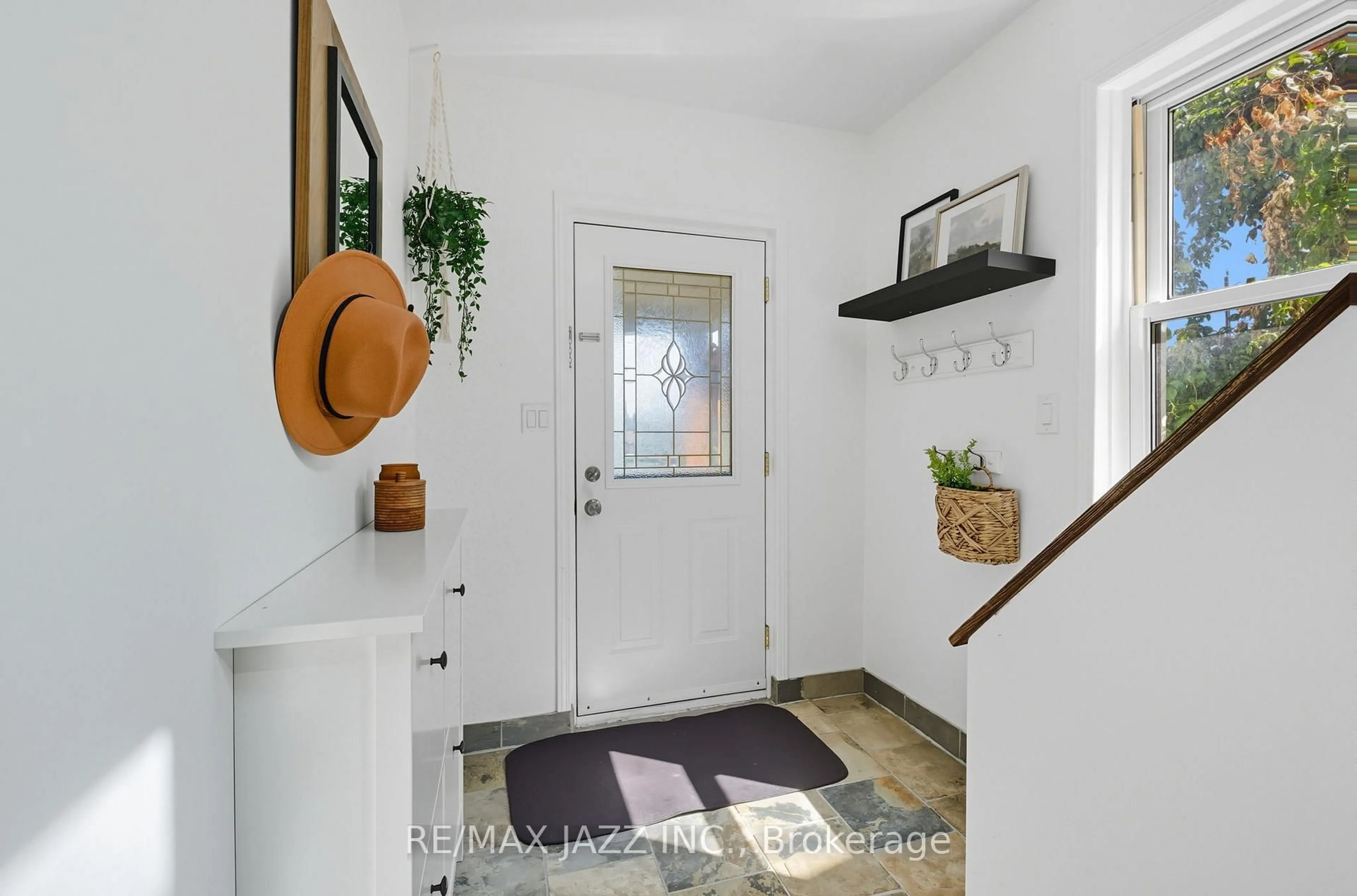 Indoor entryway for 264 Ritson Rd, Oshawa Ontario L1H 5J1