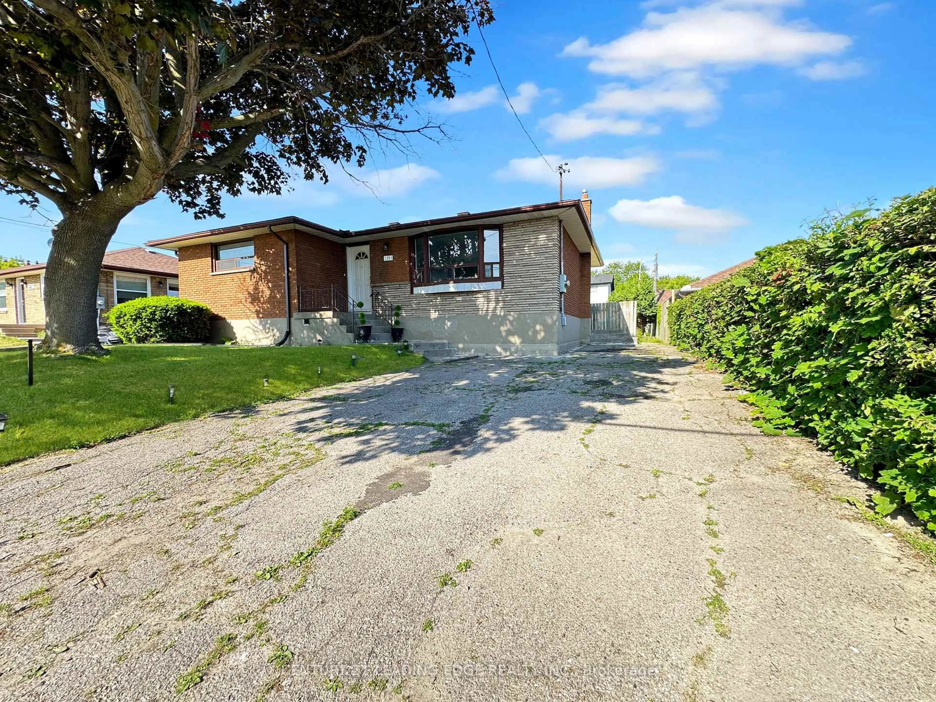 A pic from outside/outdoor area/front of a property/back of a property/a pic from drone, street for 1363 Park St, Oshawa Ontario L1J 4K3