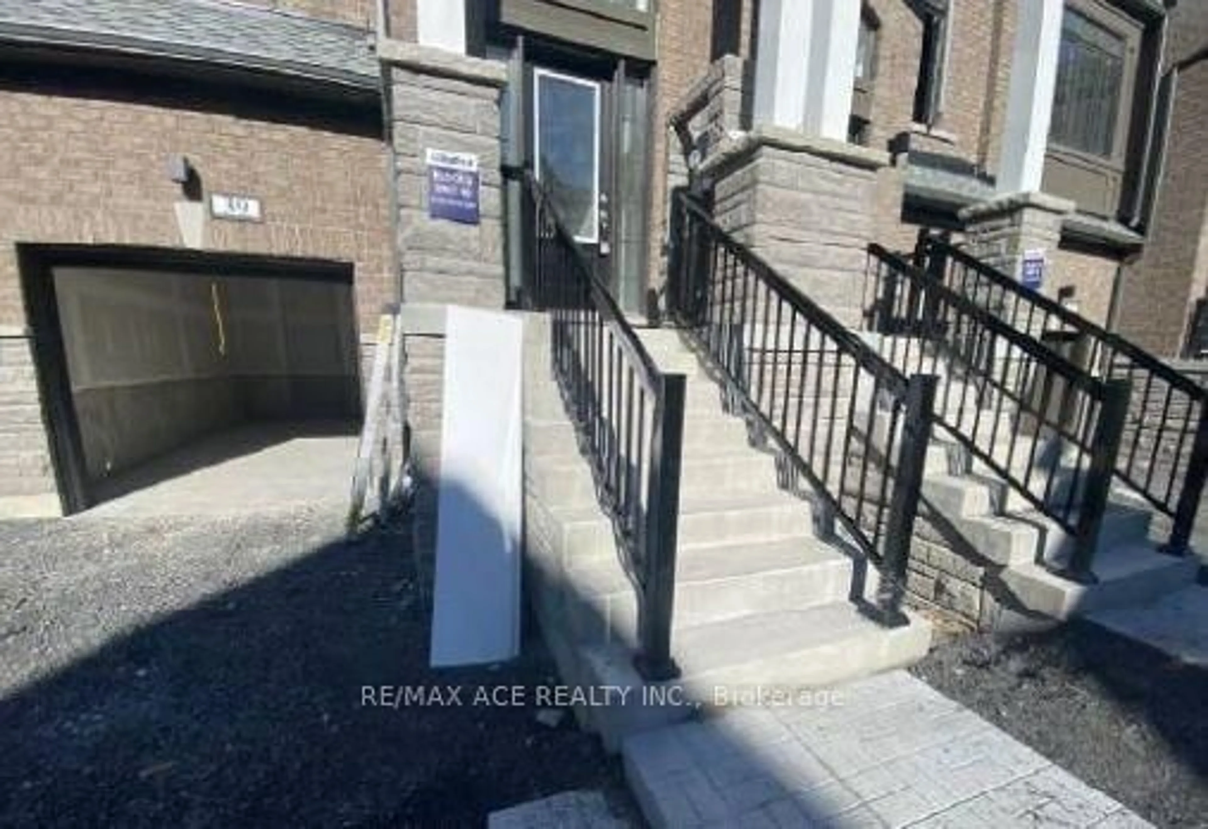Stairs for 39 Selfridge Way, Whitby Ontario L1N 0N9