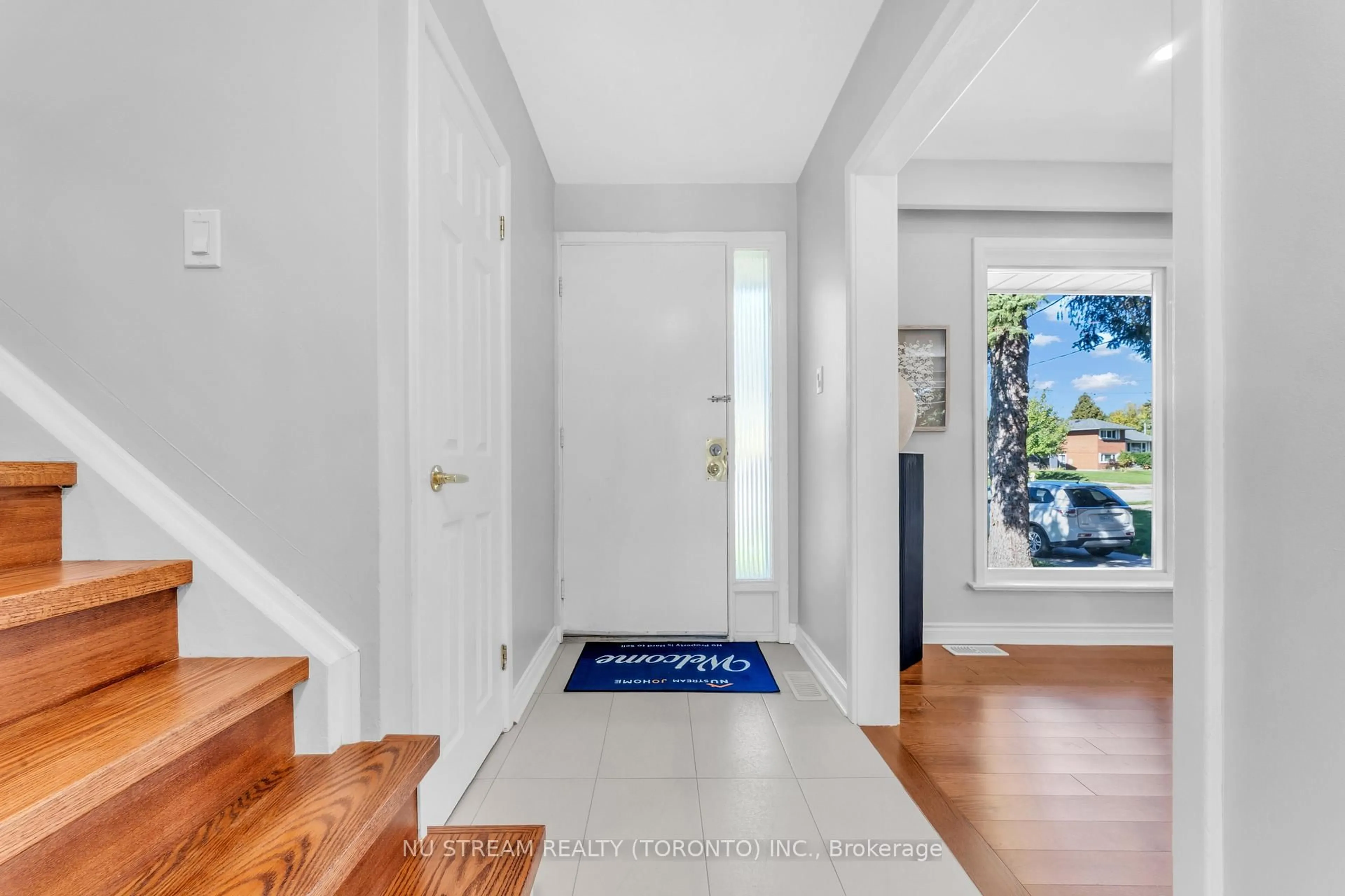 Indoor entryway for 35 Shrewsbury Sq, Toronto Ontario M1T 1L4