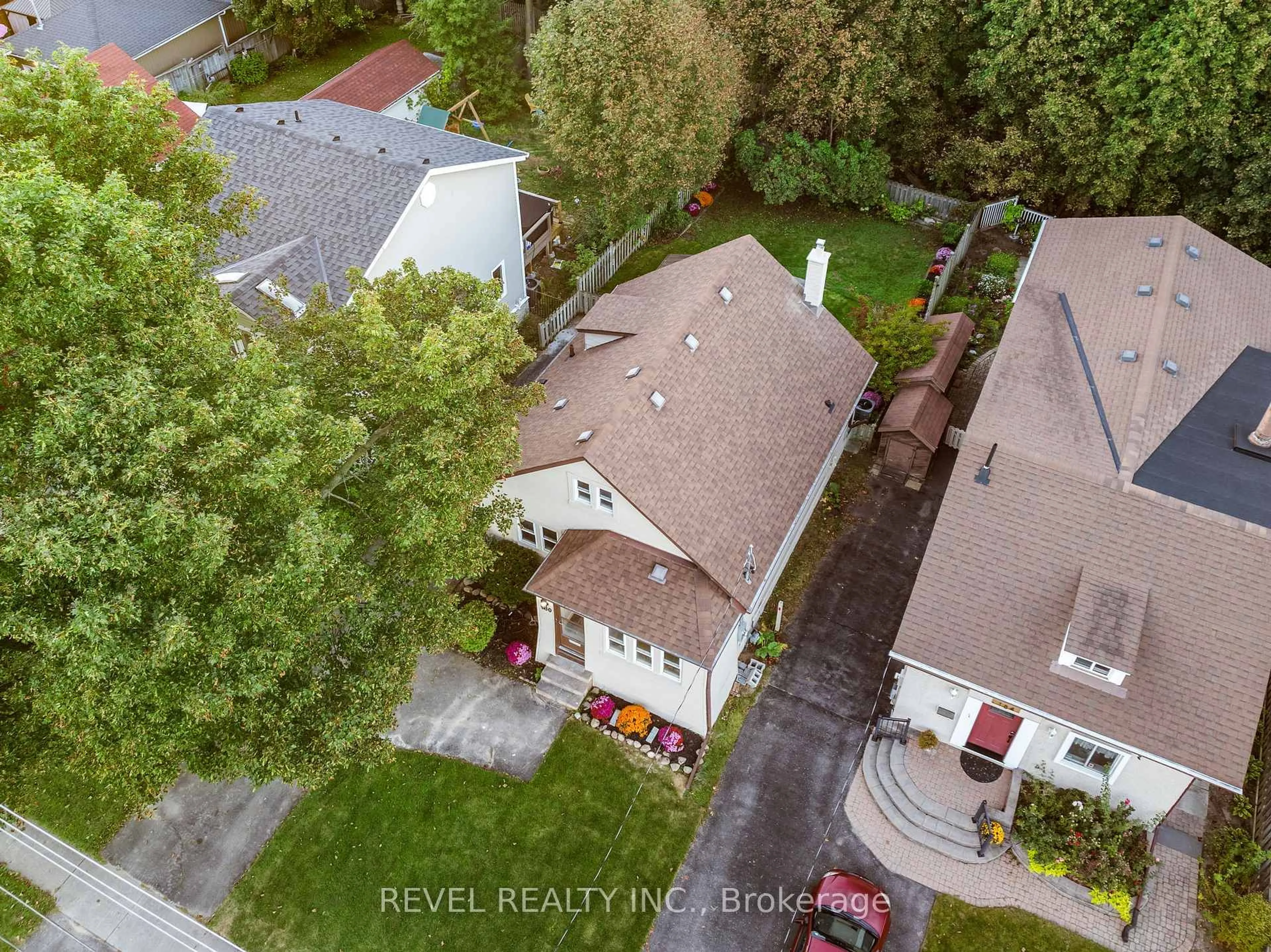 A pic from outside/outdoor area/front of a property/back of a property/a pic from drone, street for 180 Hillcroft St, Oshawa Ontario L1G 2L5