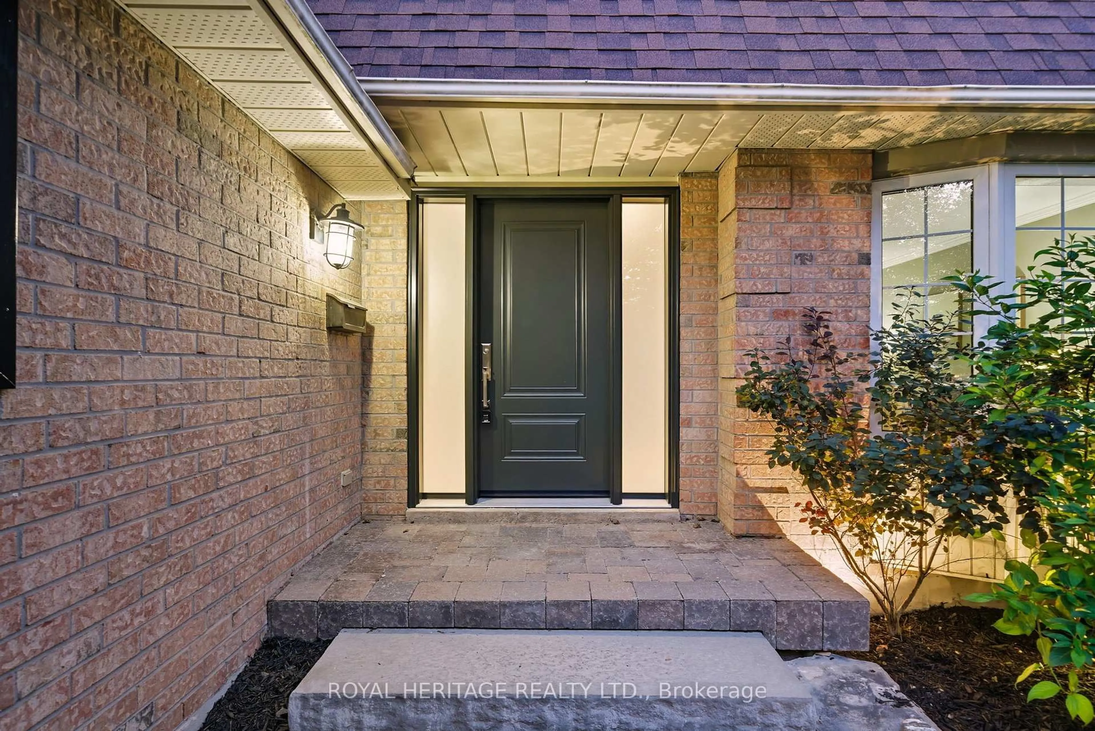 Indoor entryway for 30 Chatsworth Cres, Whitby Ontario L1R 1J3