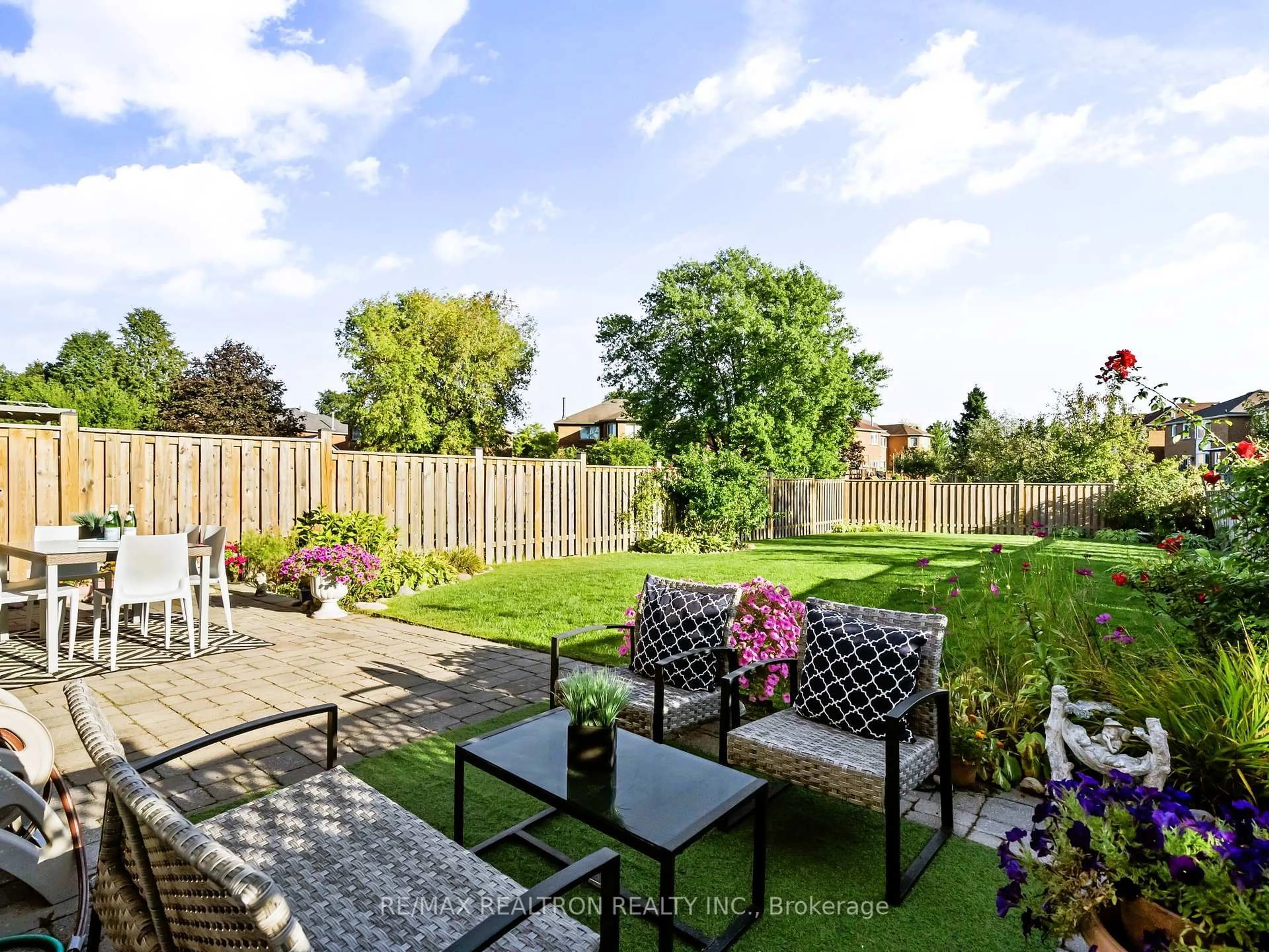 Patio, street for 62 Darby Crt, Toronto Ontario M1B 5H4