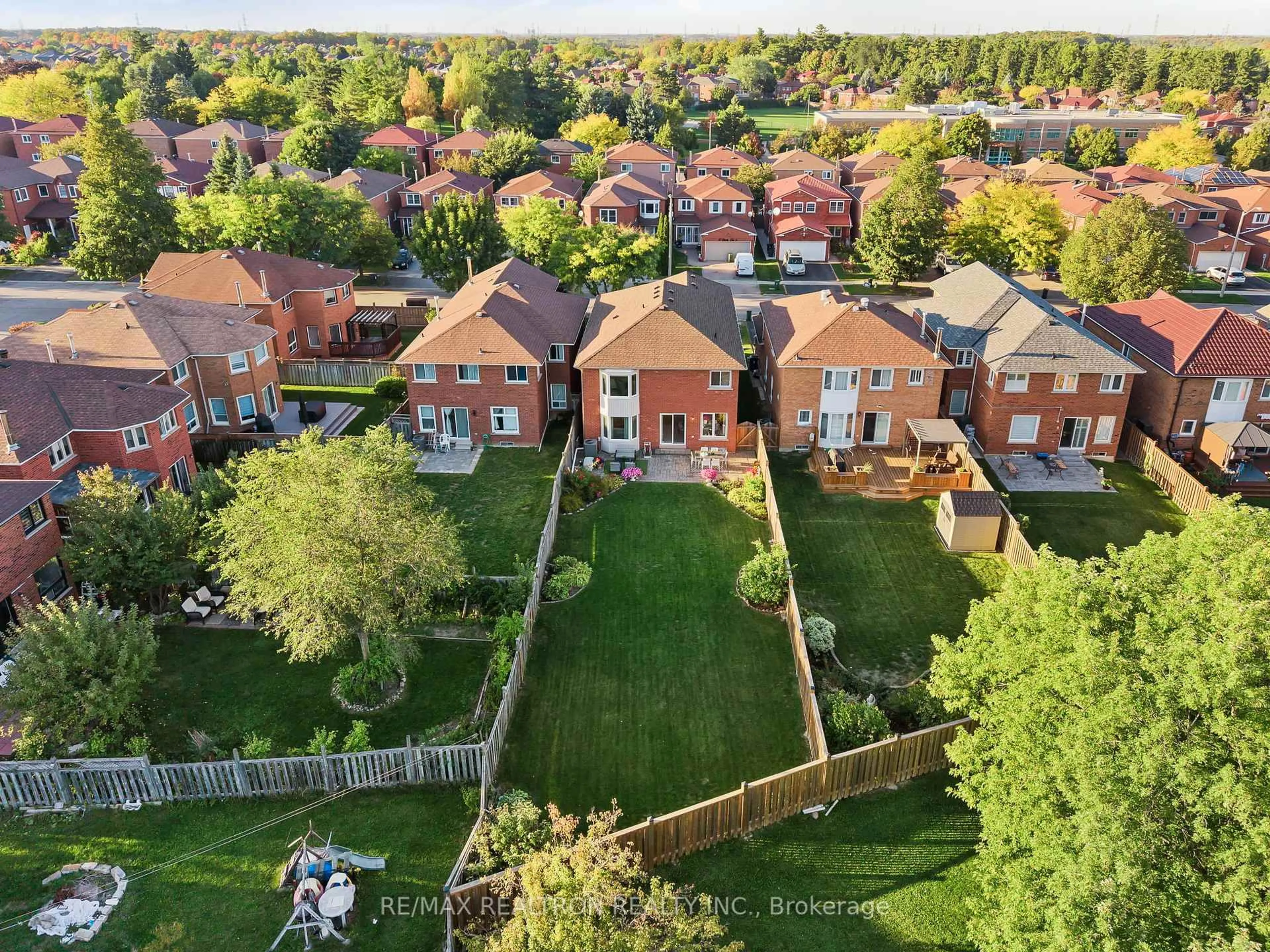A pic from outside/outdoor area/front of a property/back of a property/a pic from drone, city buildings view from balcony for 62 Darby Crt, Toronto Ontario M1B 5H4