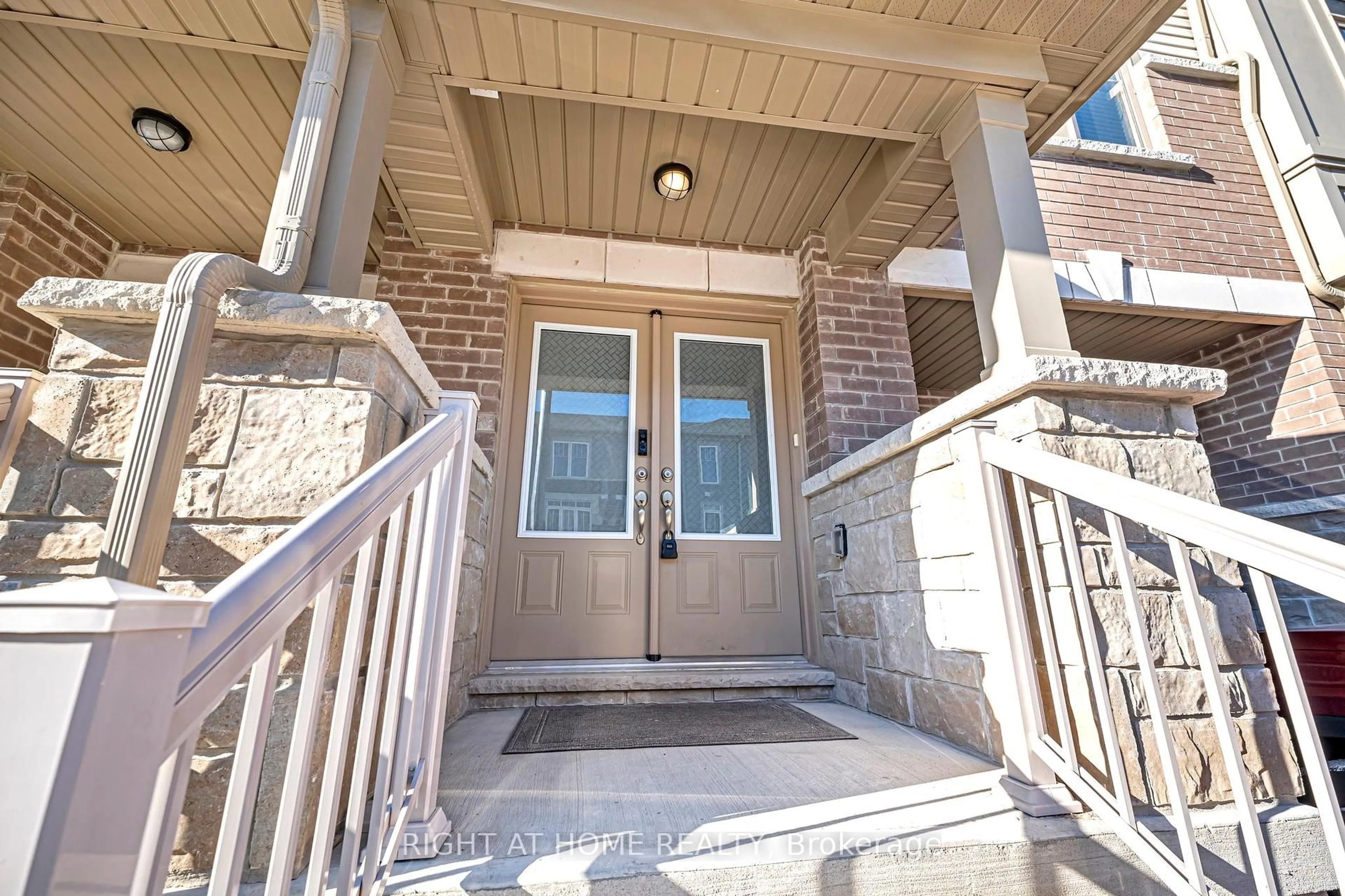Indoor entryway for 112 Bavin St, Clarington Ontario L1C 7H5