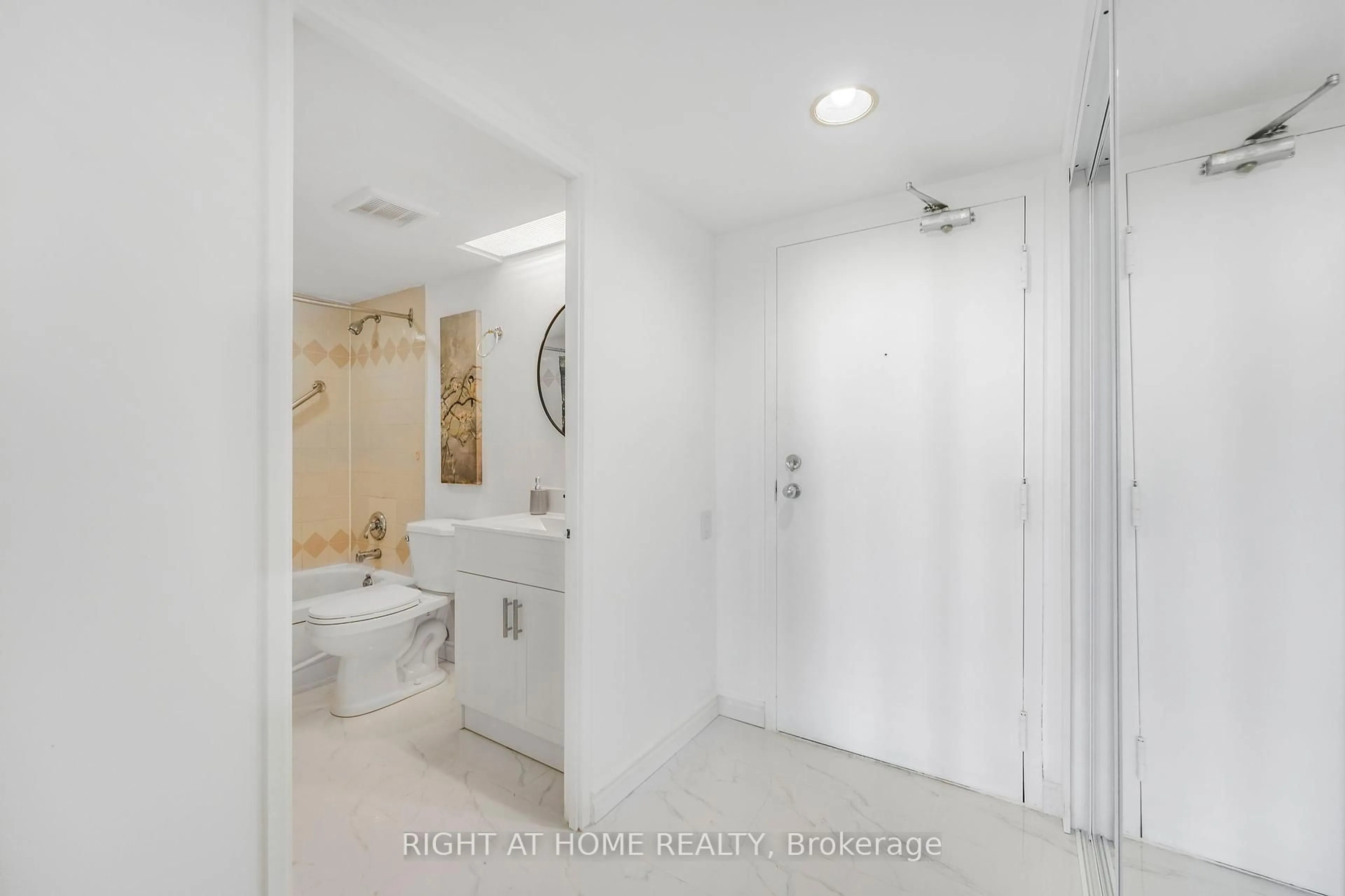 Standard bathroom, ceramic/tile floor for 2466 Eglinton Ave #707, Toronto Ontario M1K 5J8