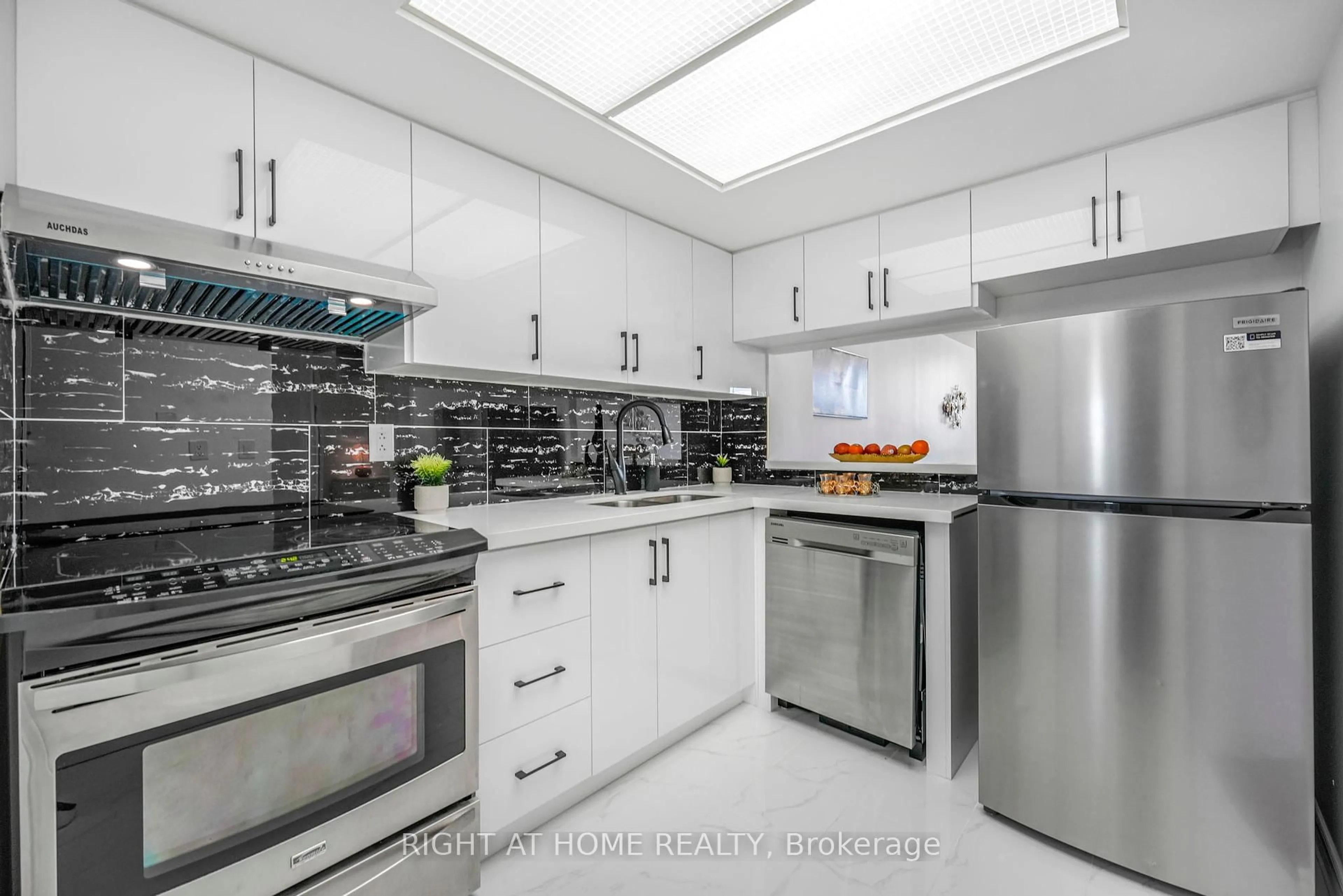 Unknown for 2466 Eglinton Ave #707, Toronto Ontario M1K 5J8