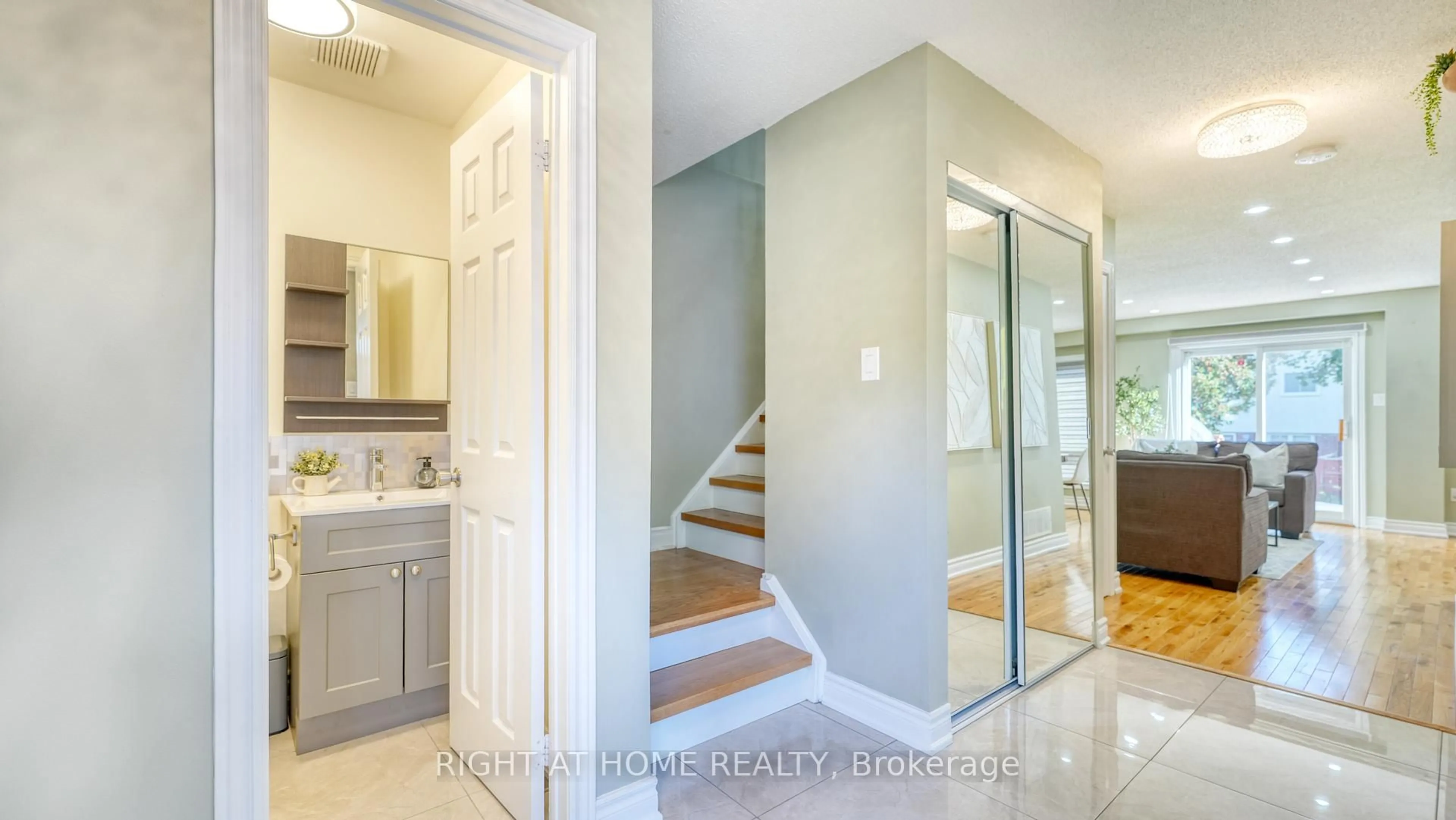 Indoor entryway for 58 Teddington Cres, Whitby Ontario L1R 1S5