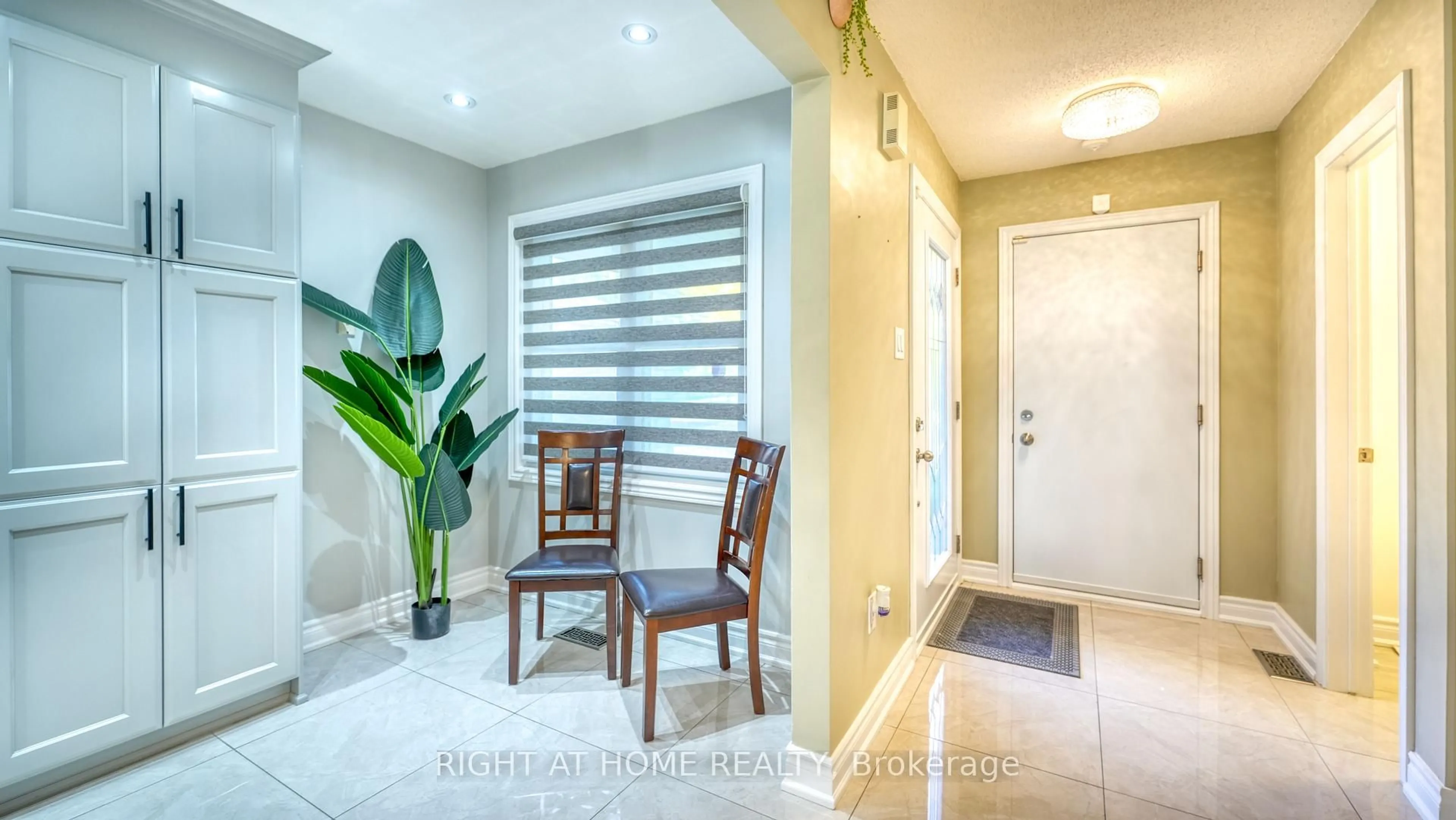 Indoor entryway for 58 Teddington Cres, Whitby Ontario L1R 1S5