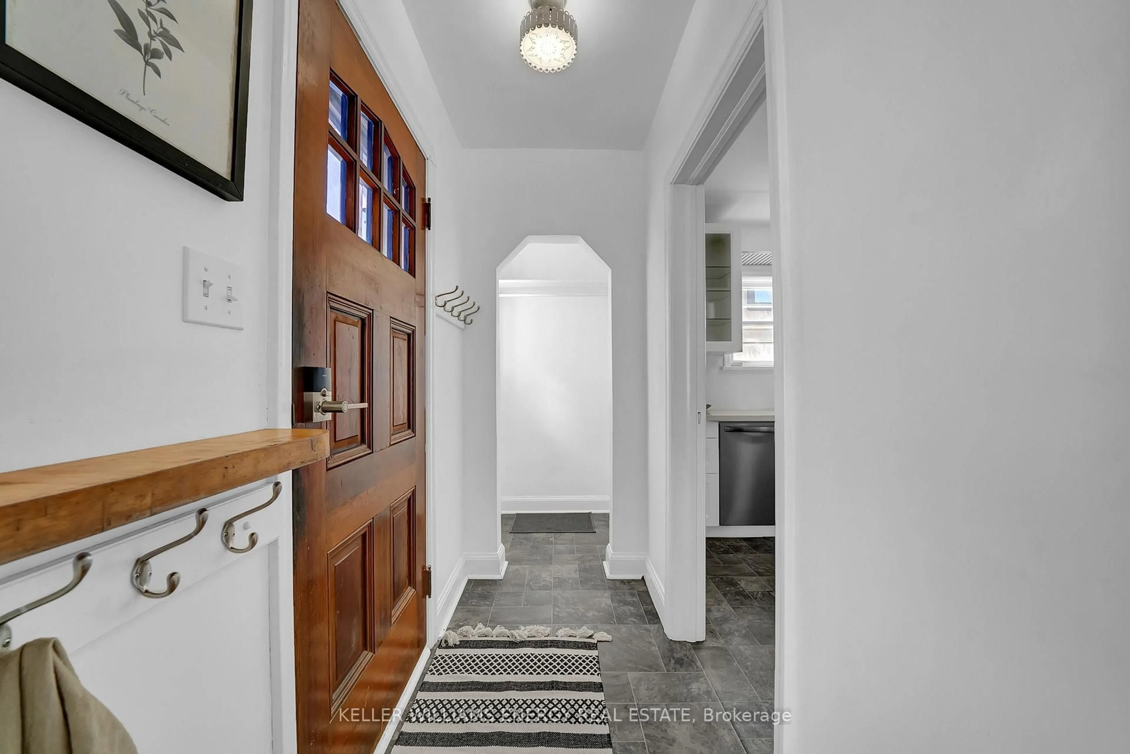 Indoor entryway for 182 Stacey Ave, Oshawa Ontario L1H 2J4