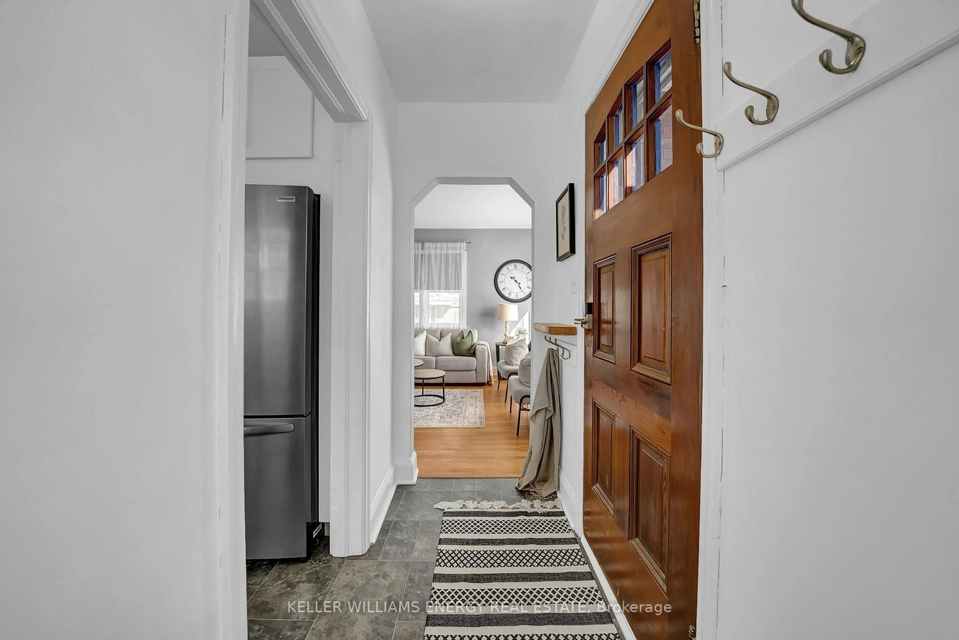 Indoor foyer for 182 Stacey Ave, Oshawa Ontario L1H 2J4