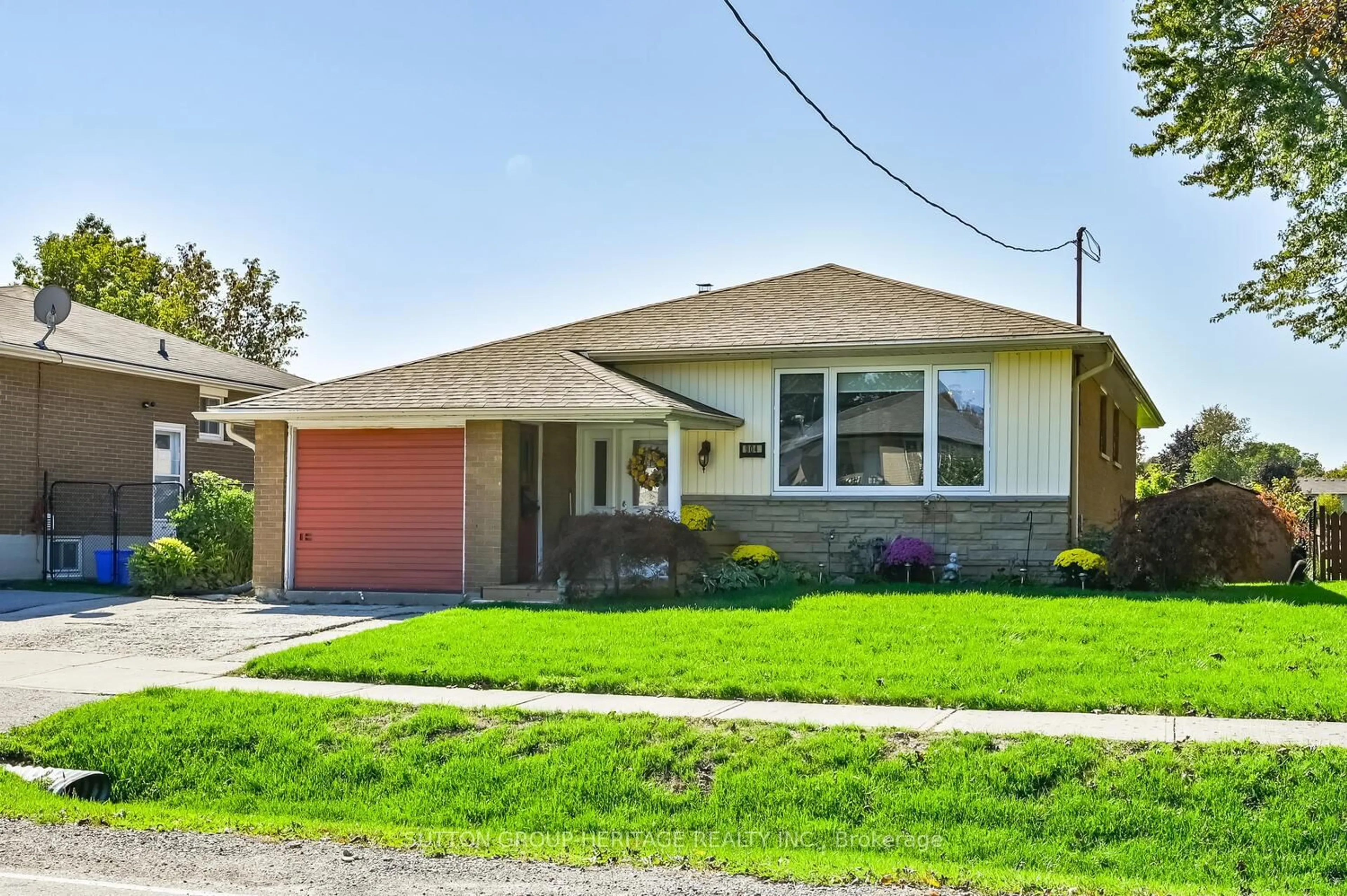 Home with vinyl exterior material, street for 904 Walton Blvd, Whitby Ontario L1N 3G5